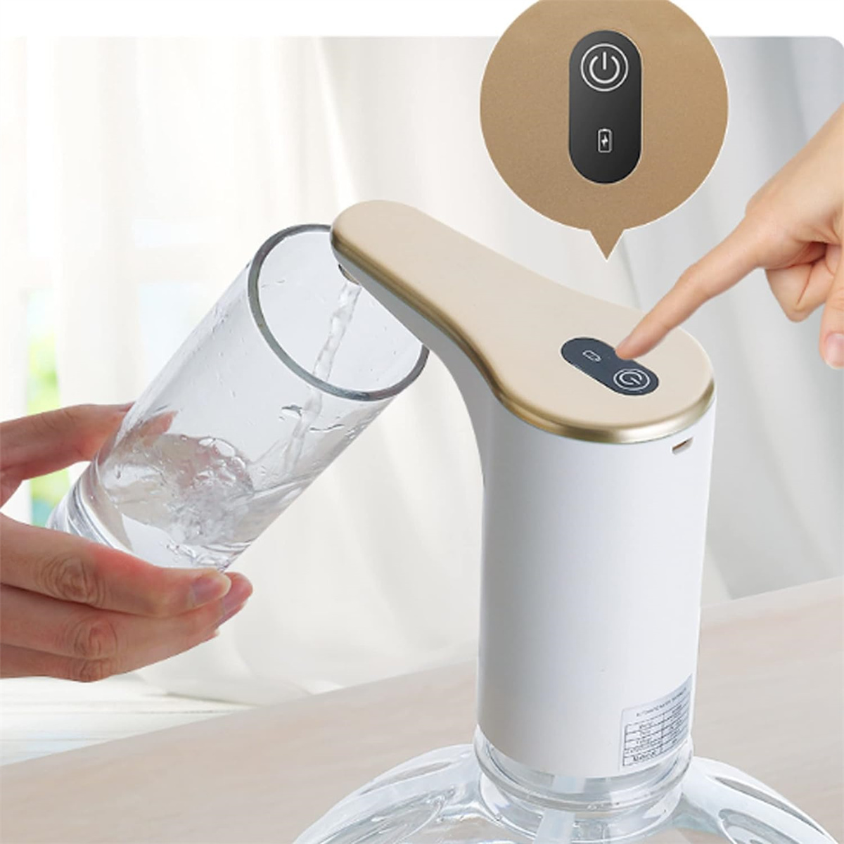 Automatischer Wasserspender. Eine Hand drückt einen Knopf, um Wasser in ein Glas zu geben.