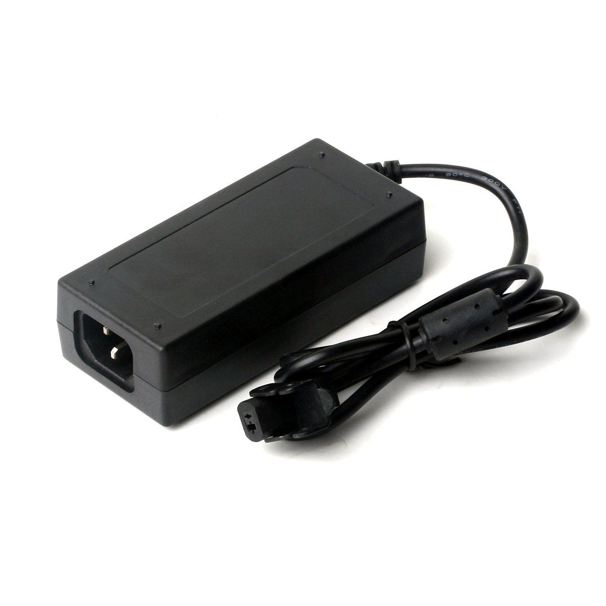 Schwarzes Netzteil mit Stecker und Kabel. Weißer Hintergrund. Das Kabel ist schwarz.
