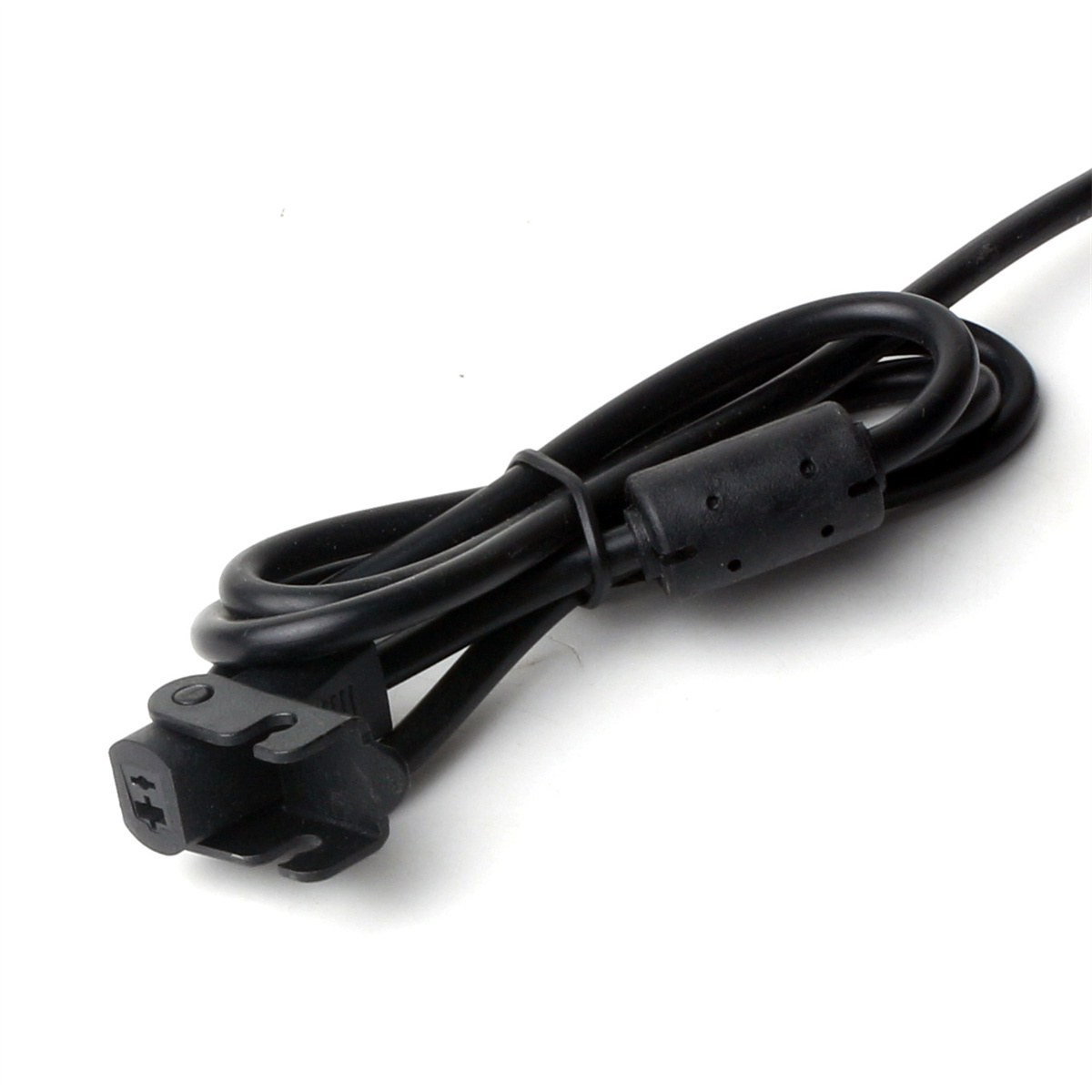Schwarzes Netzkabel mit dreipoligem Stecker und abgewinkeltem Anschluss.
