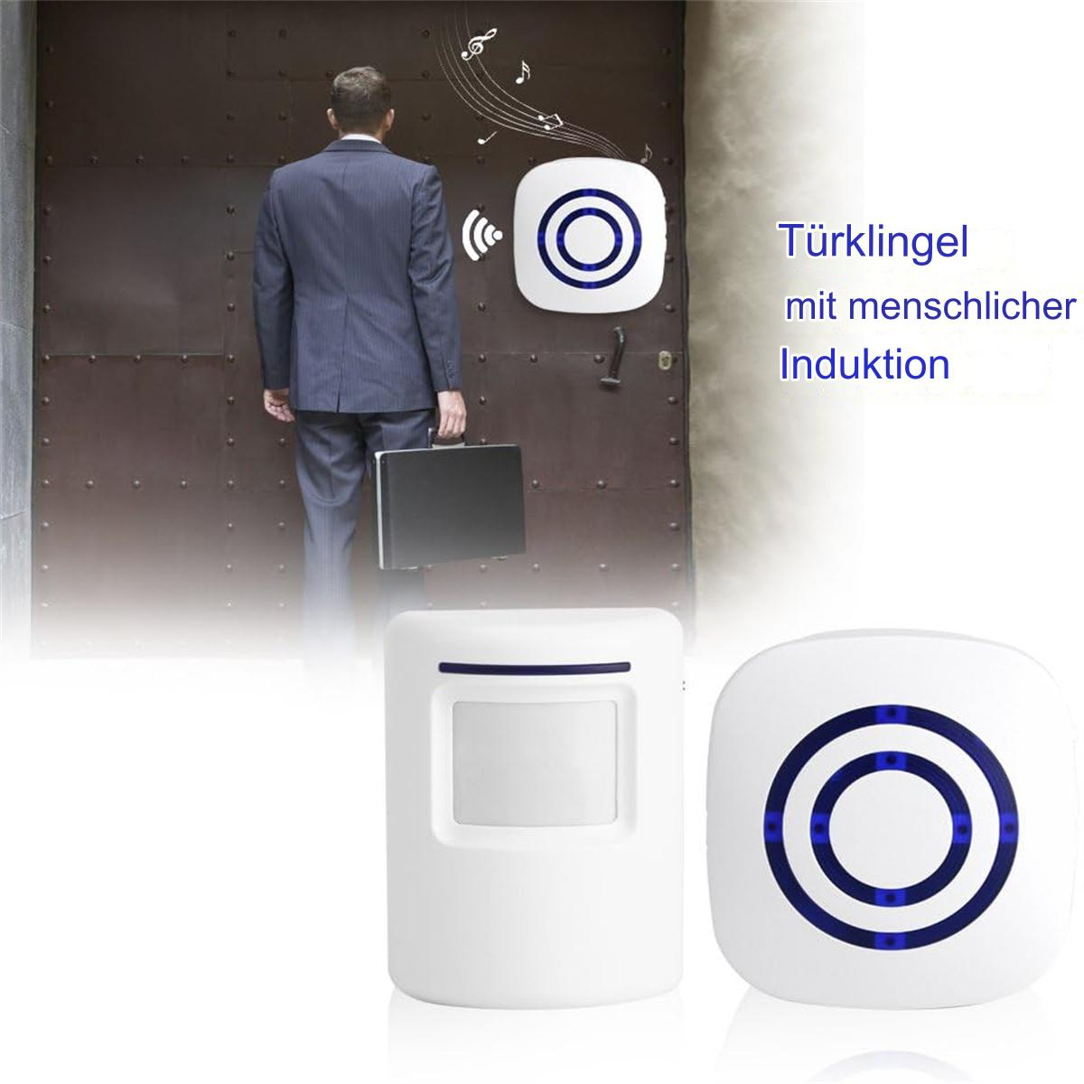 Ein Mann geht auf eine Tür zu. Eine Türklingel und ein Sensor an der Wand.
