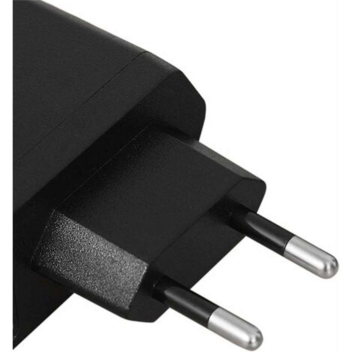 Schwarzer Netzadapter mit zwei Stiften, isoliert auf weißem Hintergrund.
