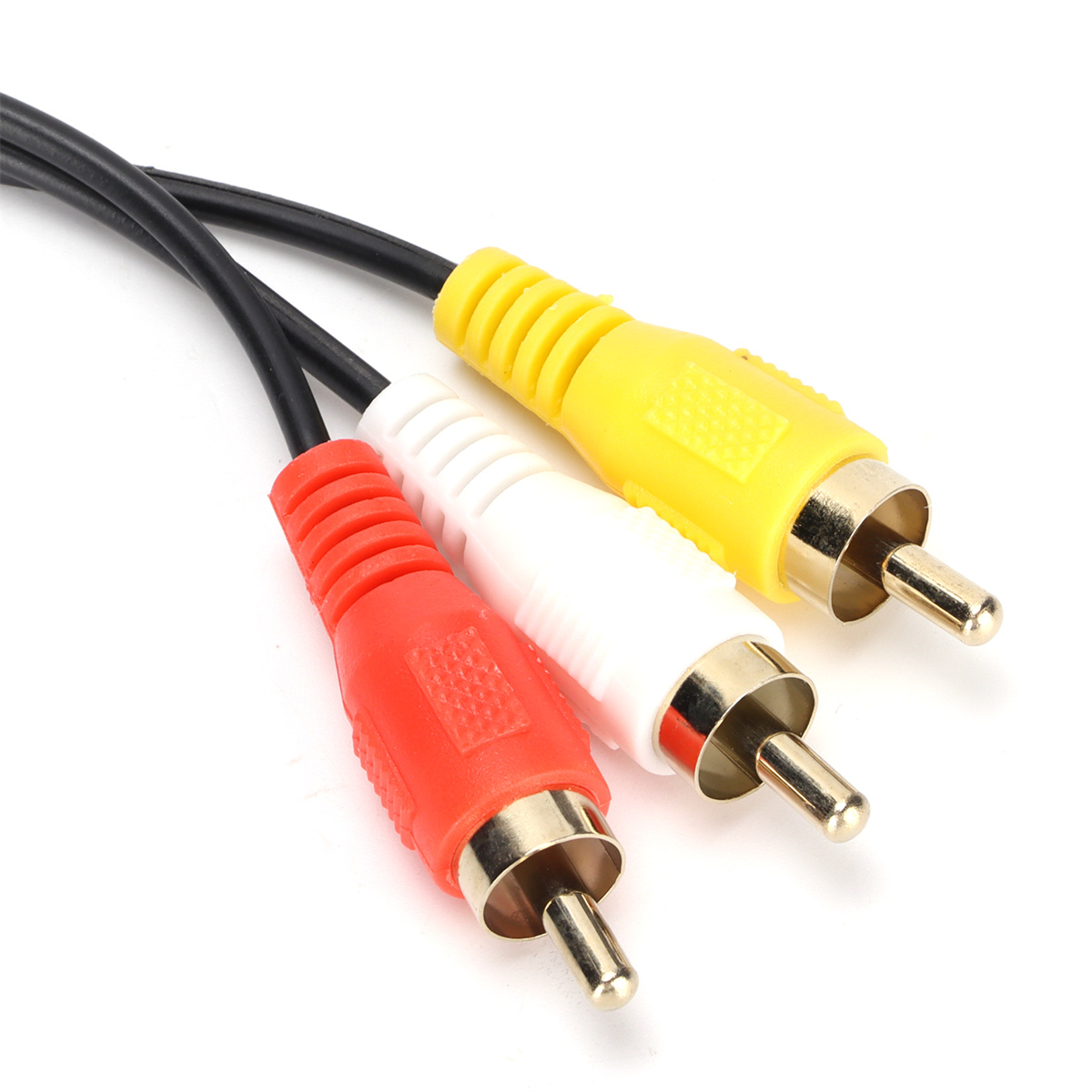 Drei Cinch-Kabel: rot, weiß und gelb, mit ihren Steckern. Sie liegen auf einer weißen Oberfläche.