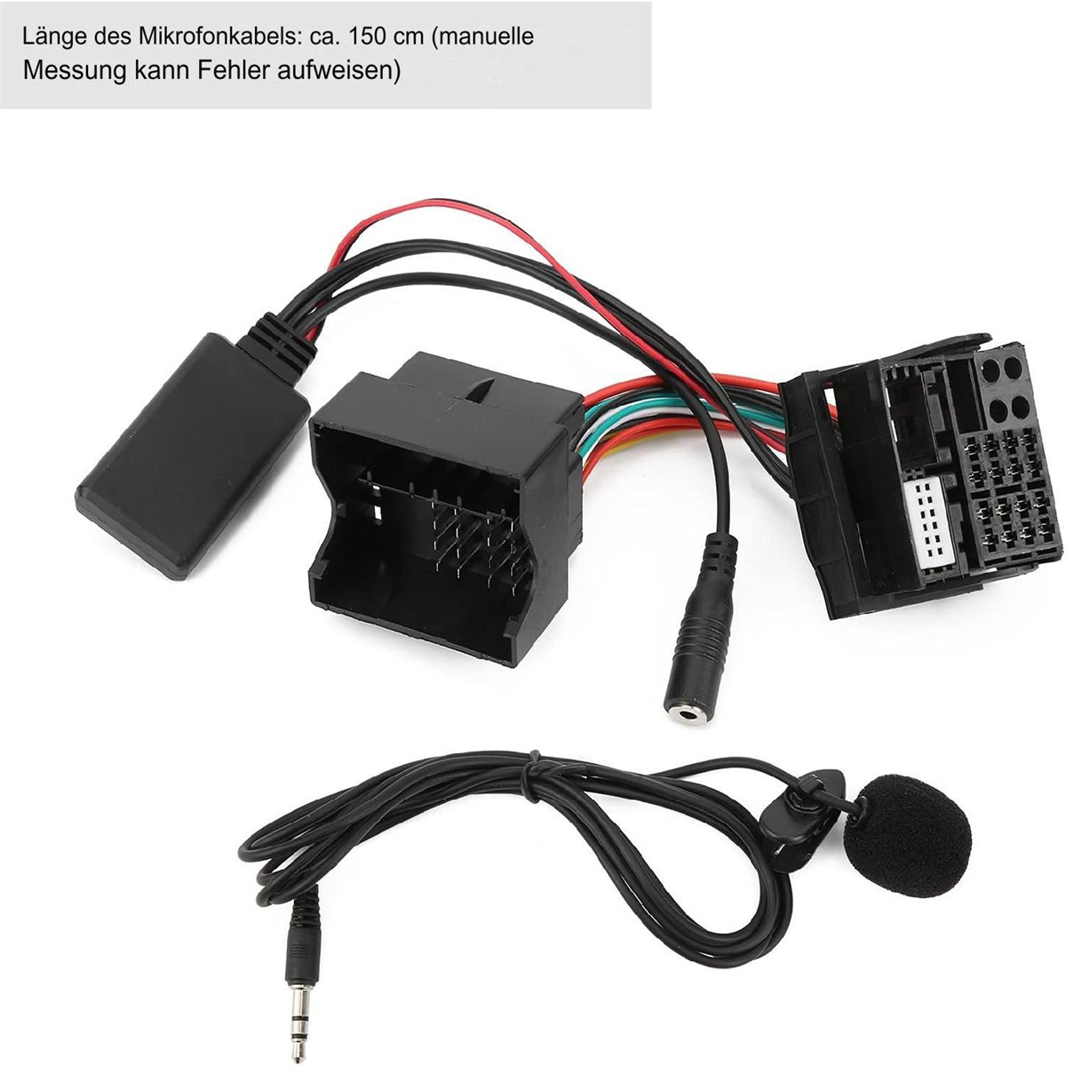 Ein schwarzer und farbiger Auto-Audio-Anschluss mit einem Mikrofon. Der Hintergrund ist weiß.