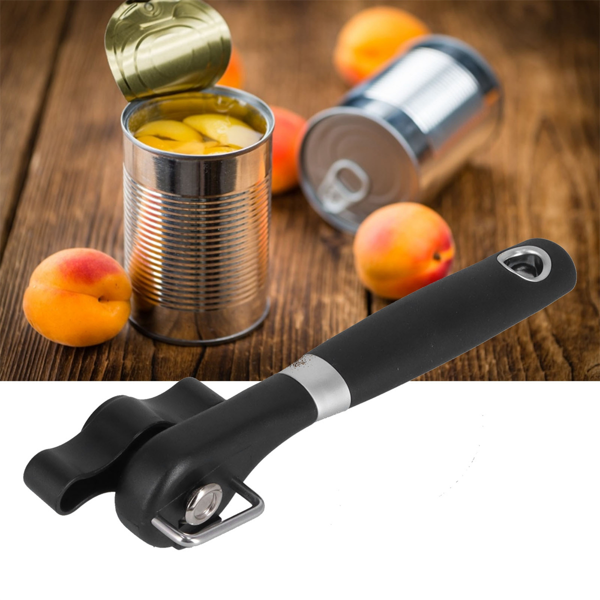 Dosenöffner mit schwarzem Griff und eine Dose Pfirsiche. Weitere Dosen und Pfirsiche sind in der Nähe.