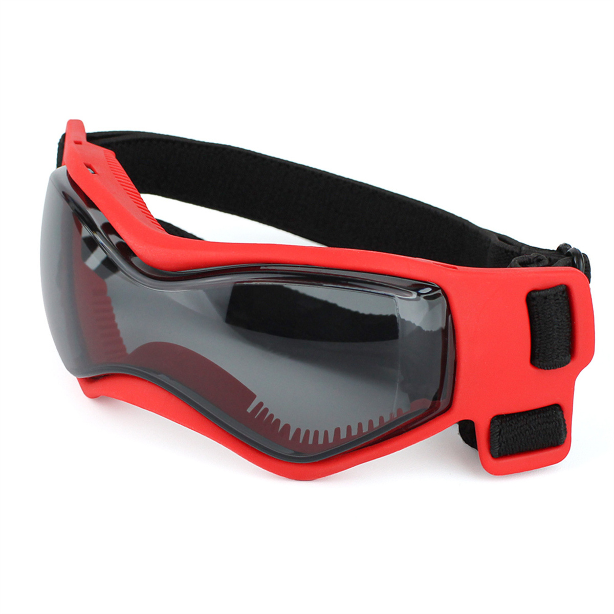 Rote Hundeschutzbrille mit schwarzen Gläsern und Riemen, auf weißer Oberfläche.