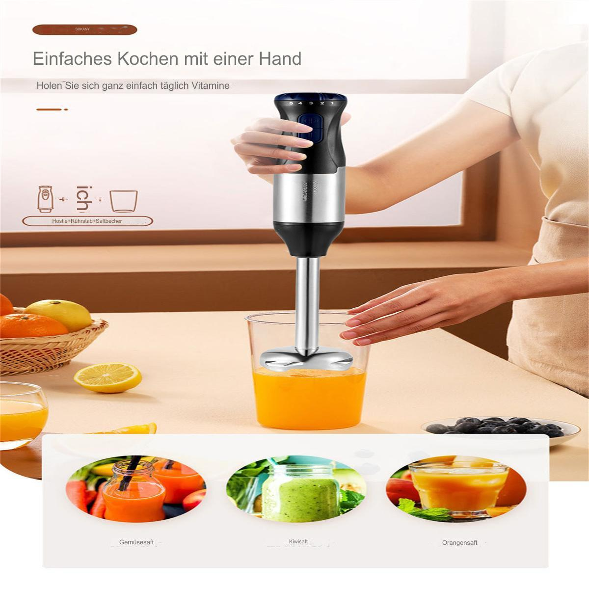 Person mixt Orangensaft mit einem Mixer, und drei Saftvarianten im Boden.