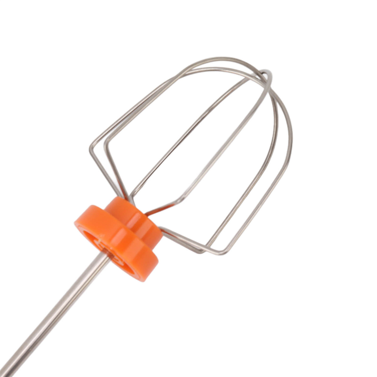 Ein Schneebesen aus Edelstahl mit einem orangefarbenen Kunststoffteil. Es ist vor weißem Hintergrund nach oben abgewinkelt.