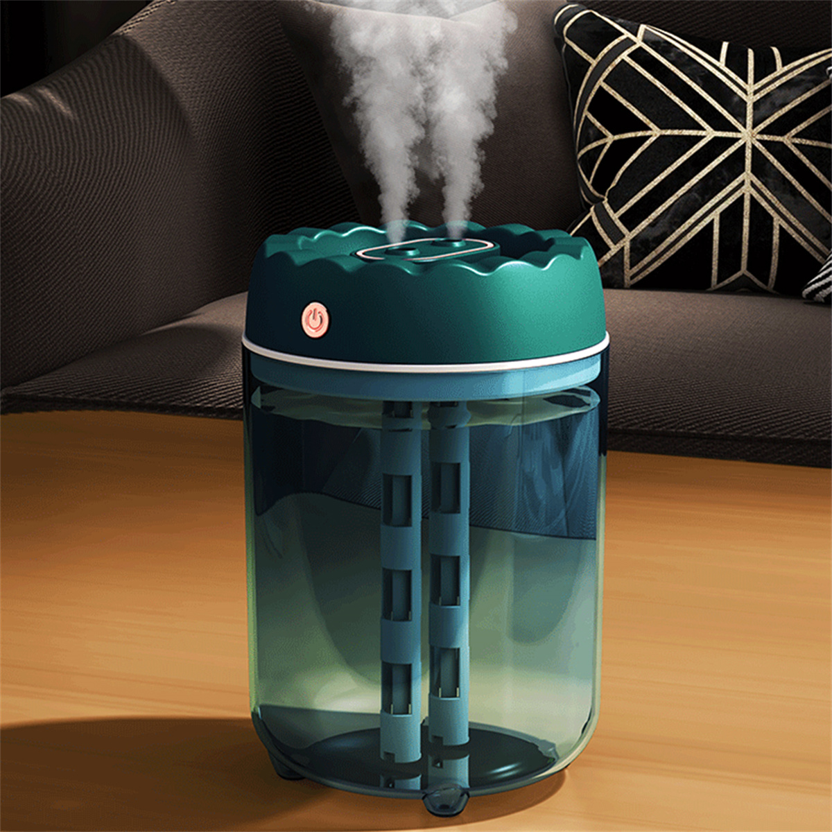 Ein grüner und transparenter Luftbefeuchter mit Dampf, der auf einem Holztisch austritt.