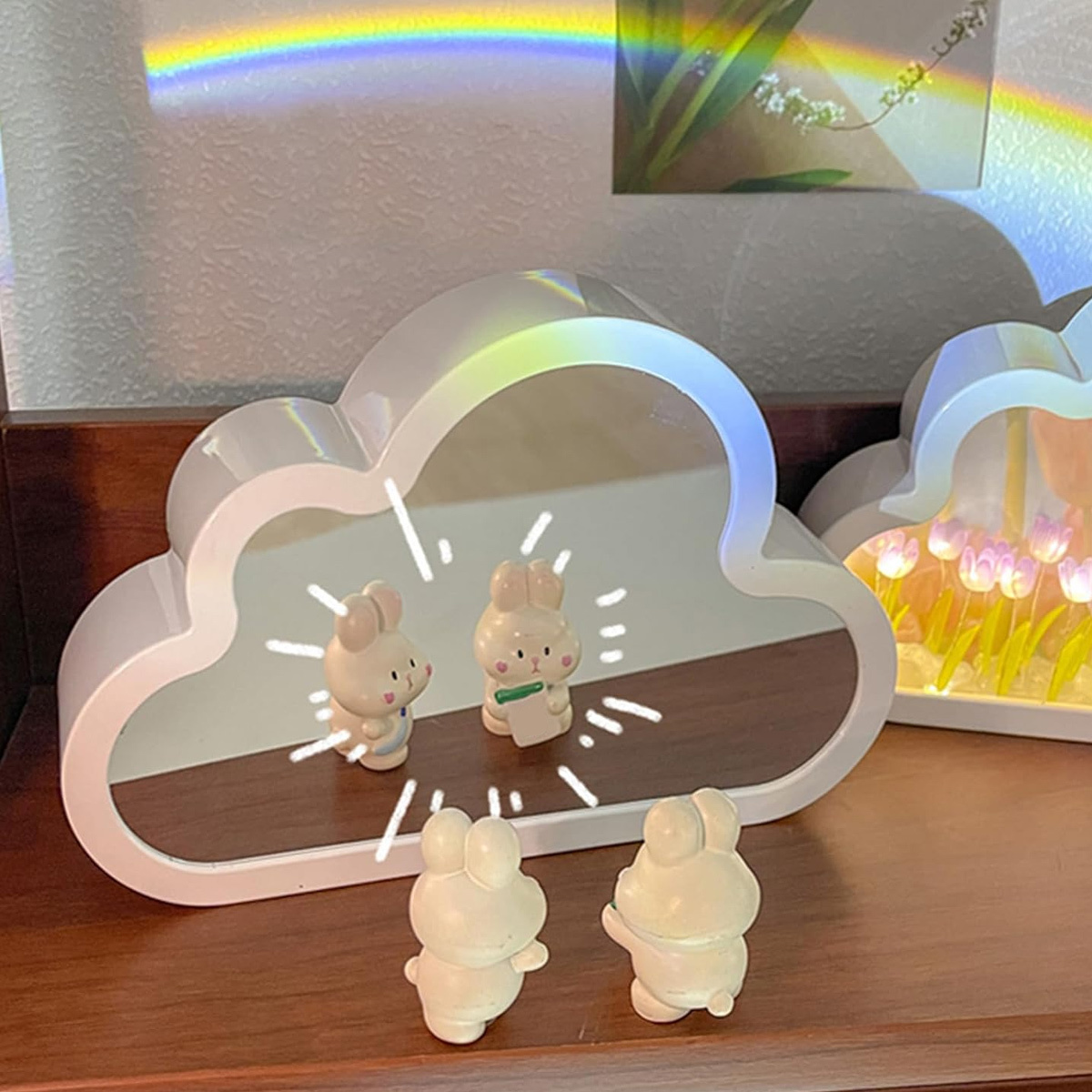 Wolkenförmiger Spiegel mit Häschen und Regenbogenlicht.