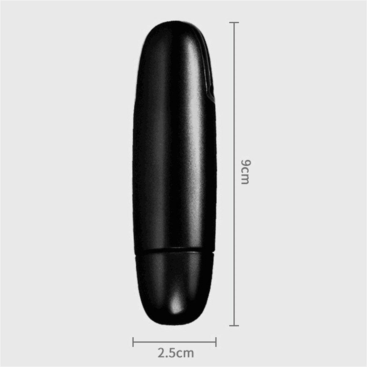 Schwarzes, zylindrisches Objekt. Misst 9 cm Länge und 2,5 cm Breite. Glatte, abgerundete Enden.
