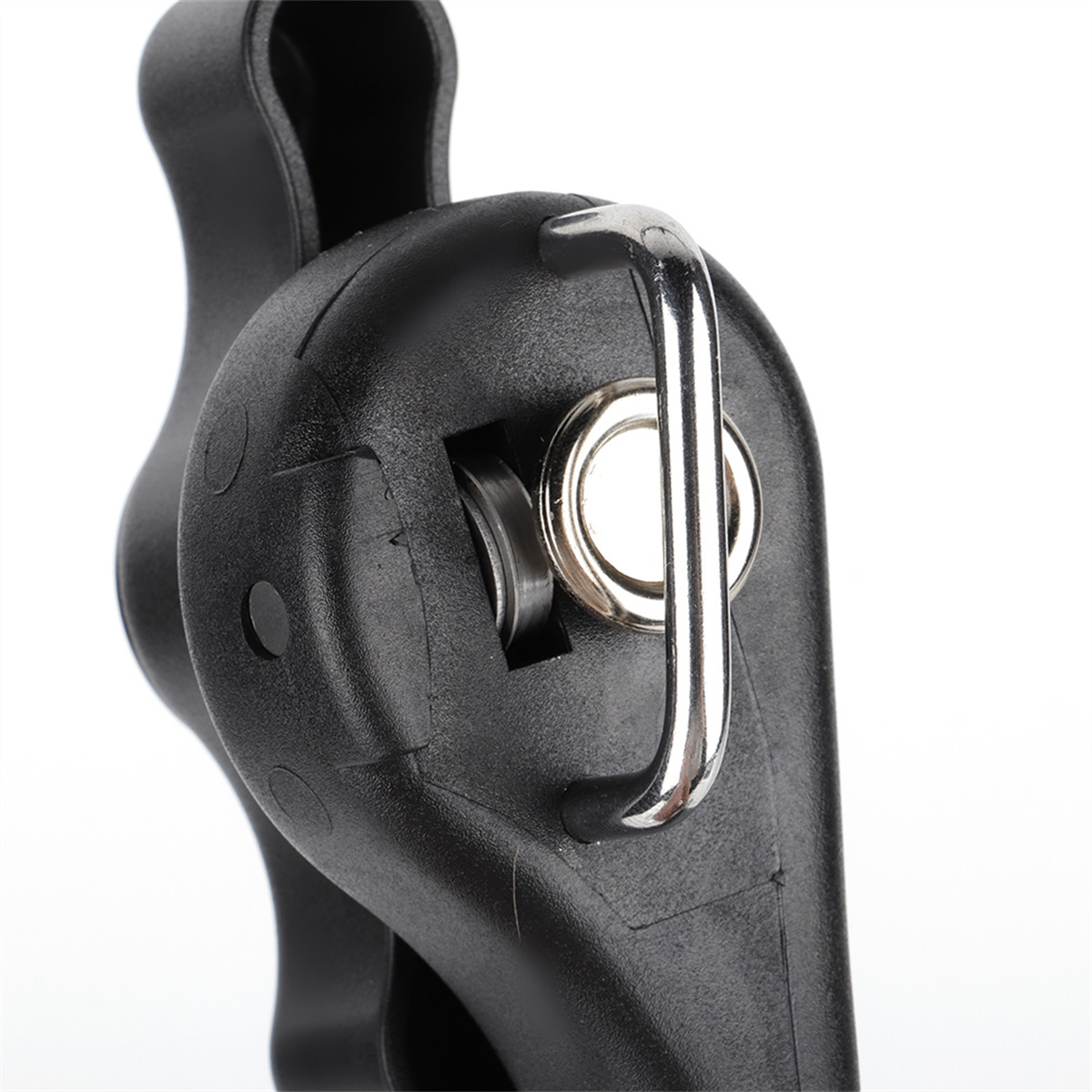 Schwarzer Dosenöffner mit silbernem Öffnungsmechanismus, Nahaufnahme.