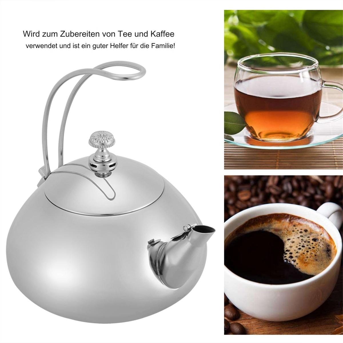 Silberner Wasserkocher mit Griff und Ausguss. Tasse Tee und Kaffee an der Seite.