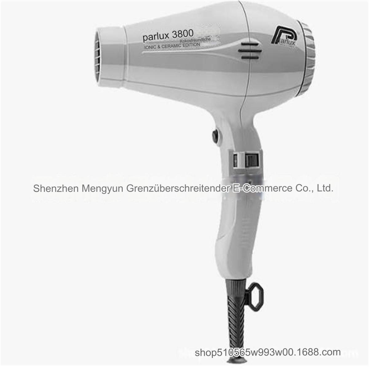 Weißer Haartrockner mit dem Markennamen Parlux. Der Fön ist weiß mit schwarzem Griff.