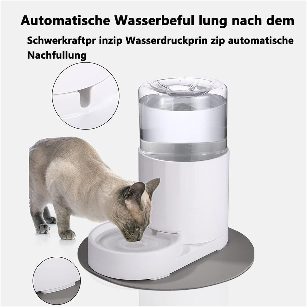 Eine weiße Katze trinkt aus einem weißen Wasserspender. Der Spender steht auf einer grauen Matte.