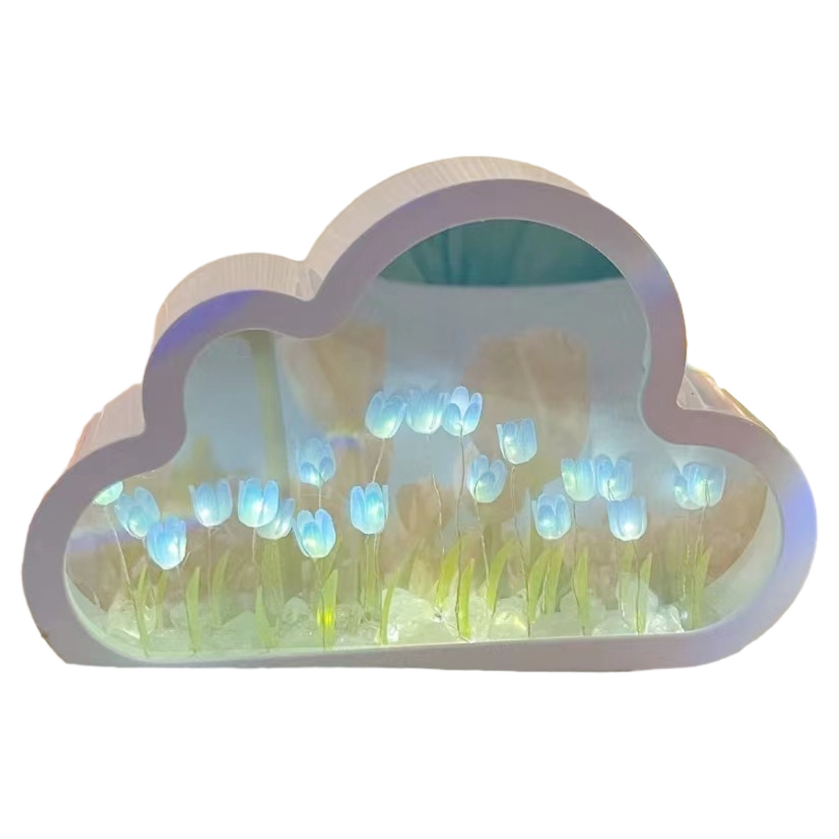 Eine wolkenförmige beleuchtete Dekoration mit blauen Blumenlichtern im Inneren, auf weißem Untergrund.