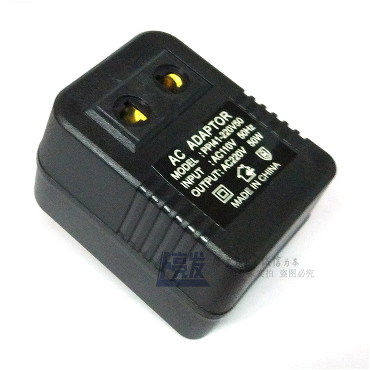 Schwarzer AC-Adapter mit Etikett, das Modell, Eingang, Ausgang und Herkunft zeigt.