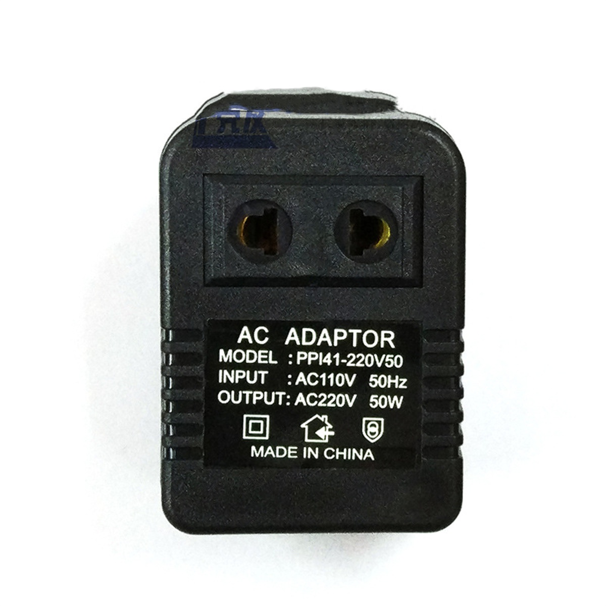 Schwarzer AC-Adapter mit zwei Löchern und Text. Hergestellt in China.