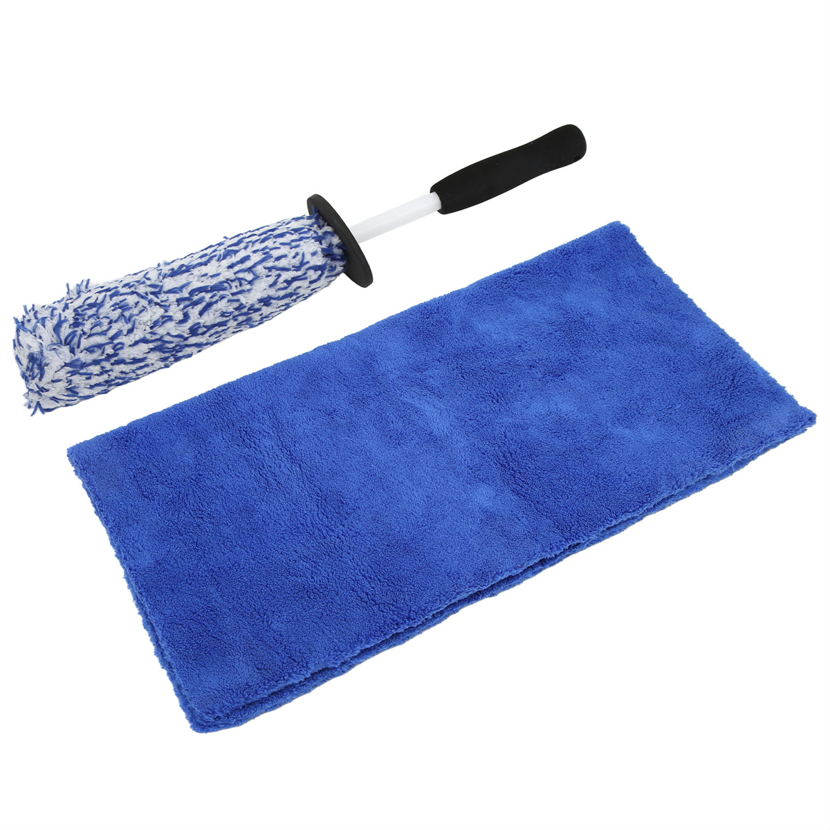 Ein blaues Mikrofasertuch und eine Autoreinigerbürste auf weißem Hintergrund.