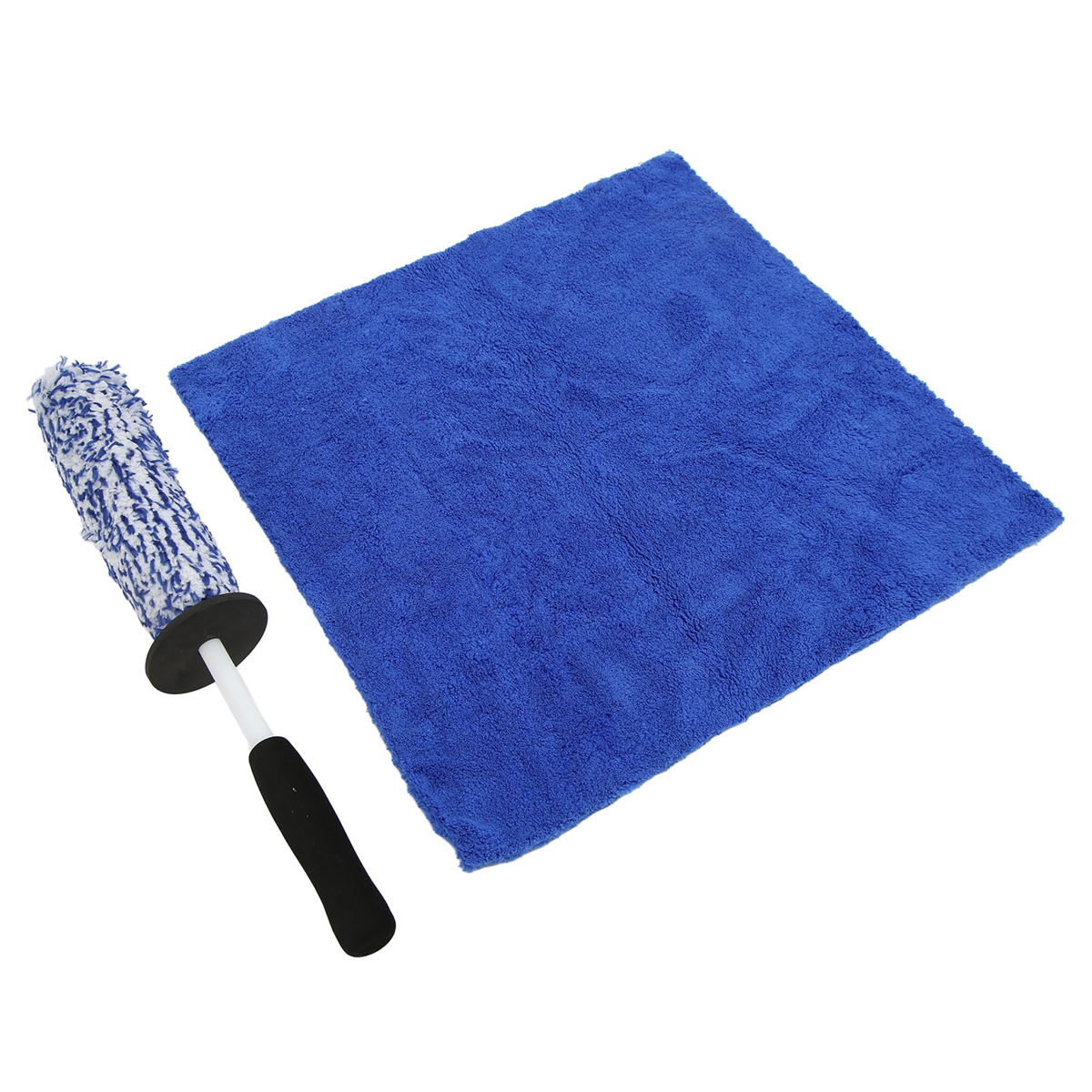 Blaues Mikrofasertuch mit einer Radreinigungsbürste. Isoliert auf Weiß.