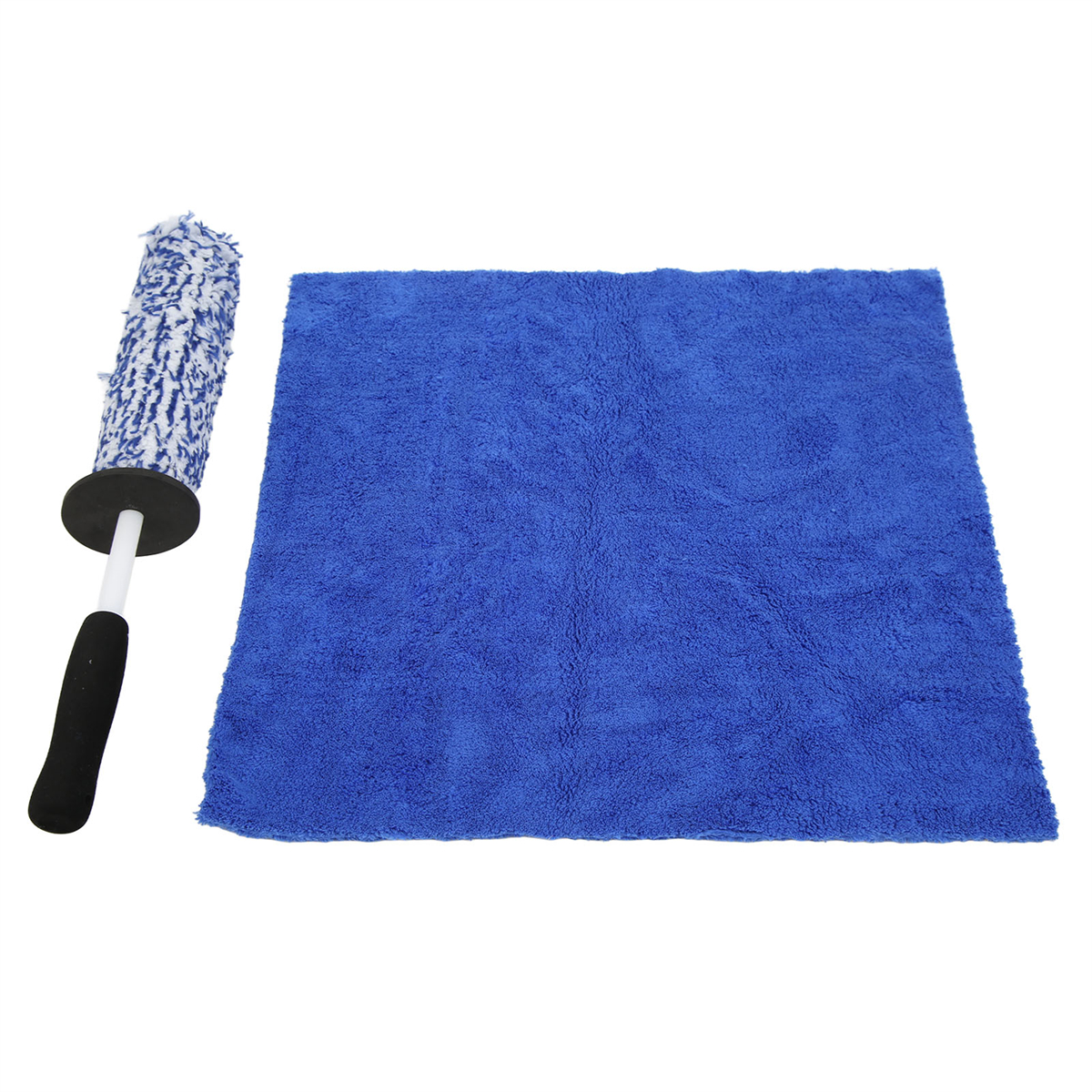 Ein blaues Mikrofasertuch und ein Autoreinigungswerkzeug auf weißem Hintergrund.