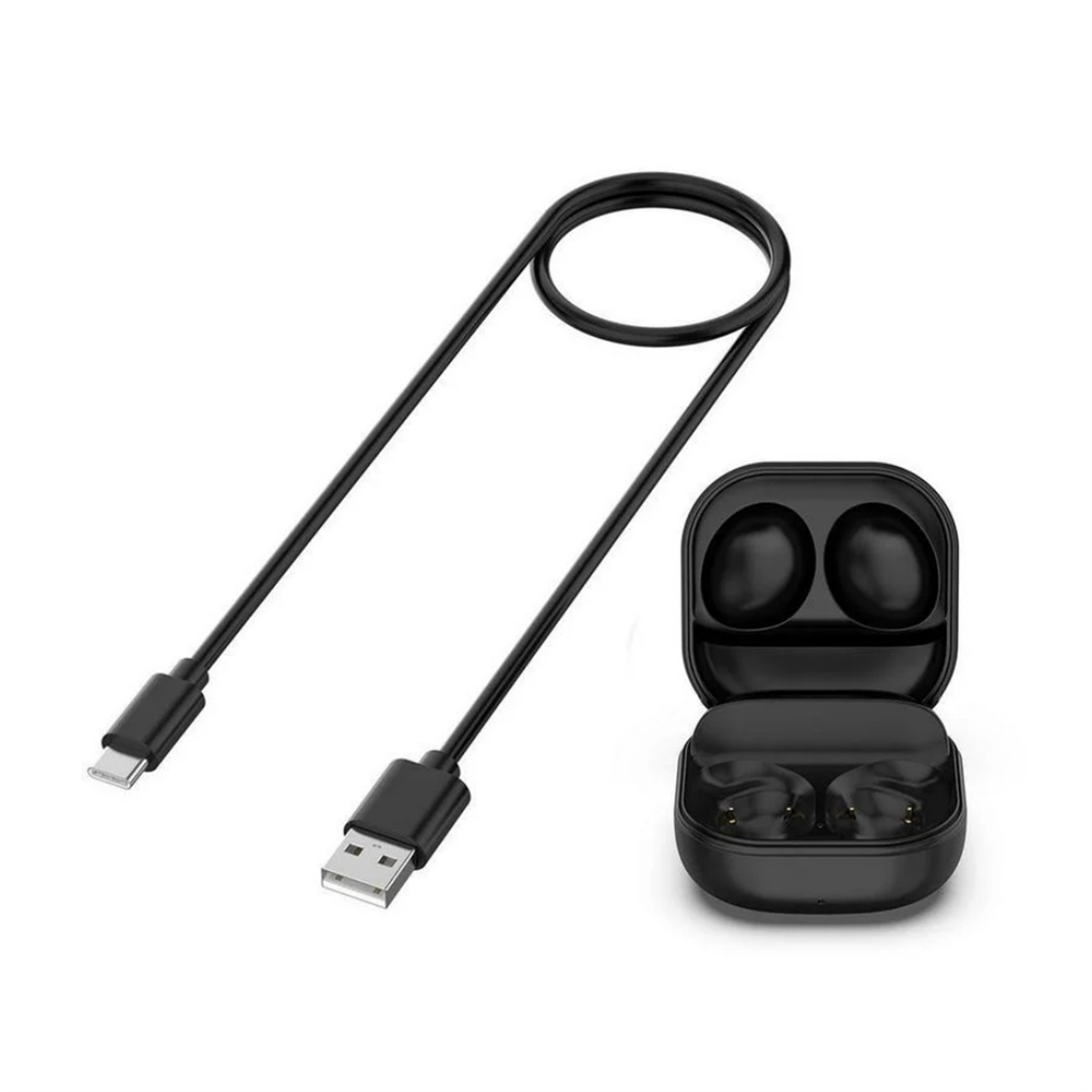 Schwarze Ohrhörer und Ladecase mit schwarzem Ladekabel. Die Artikel befinden sich auf einer weißen Oberfläche.