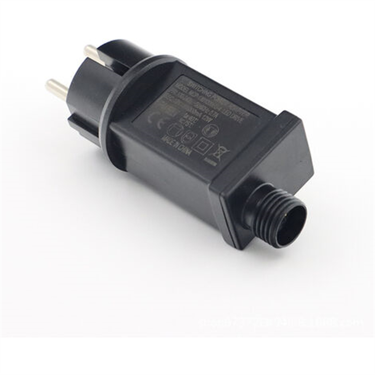 Ein schwarzer Netzadapter mit zwei Stiften auf weißem Hintergrund.