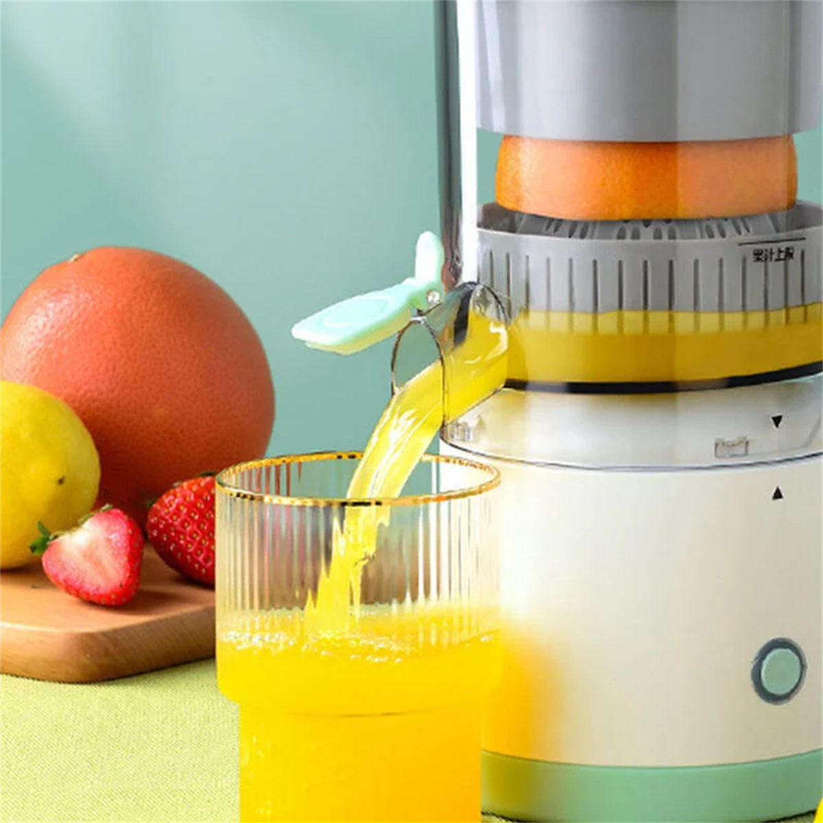 Ein Entsafter, der Saft in ein Glas gießt, mit Früchten im Hintergrund.