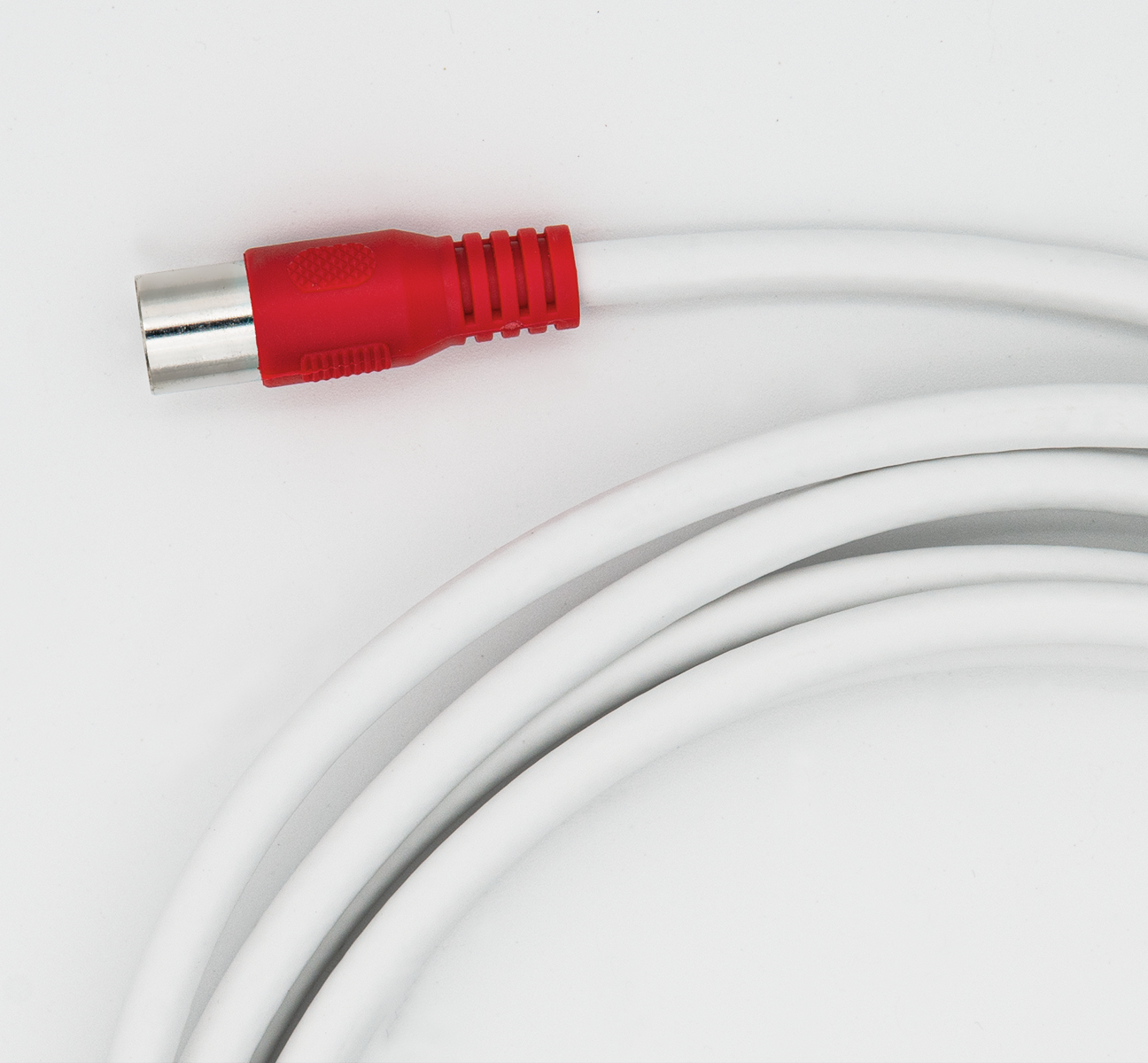 Weißes Kabel mit rotem Stecker auf weißem Hintergrund.