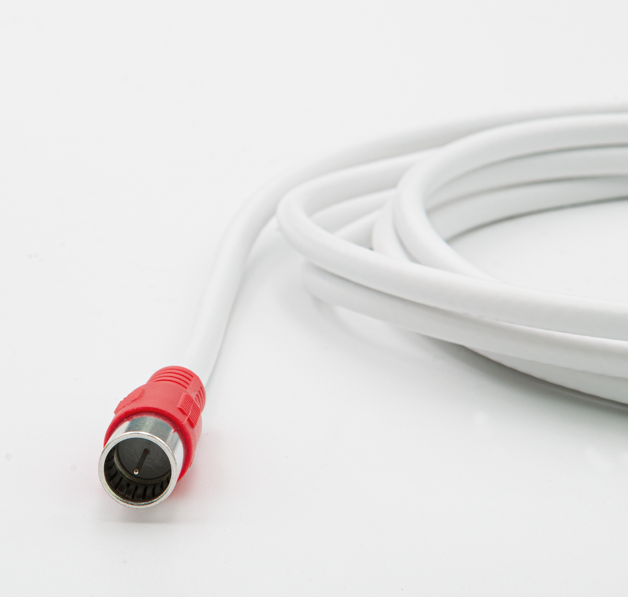 Weißes Koaxialkabel mit rotem Stecker auf weißem Hintergrund.
