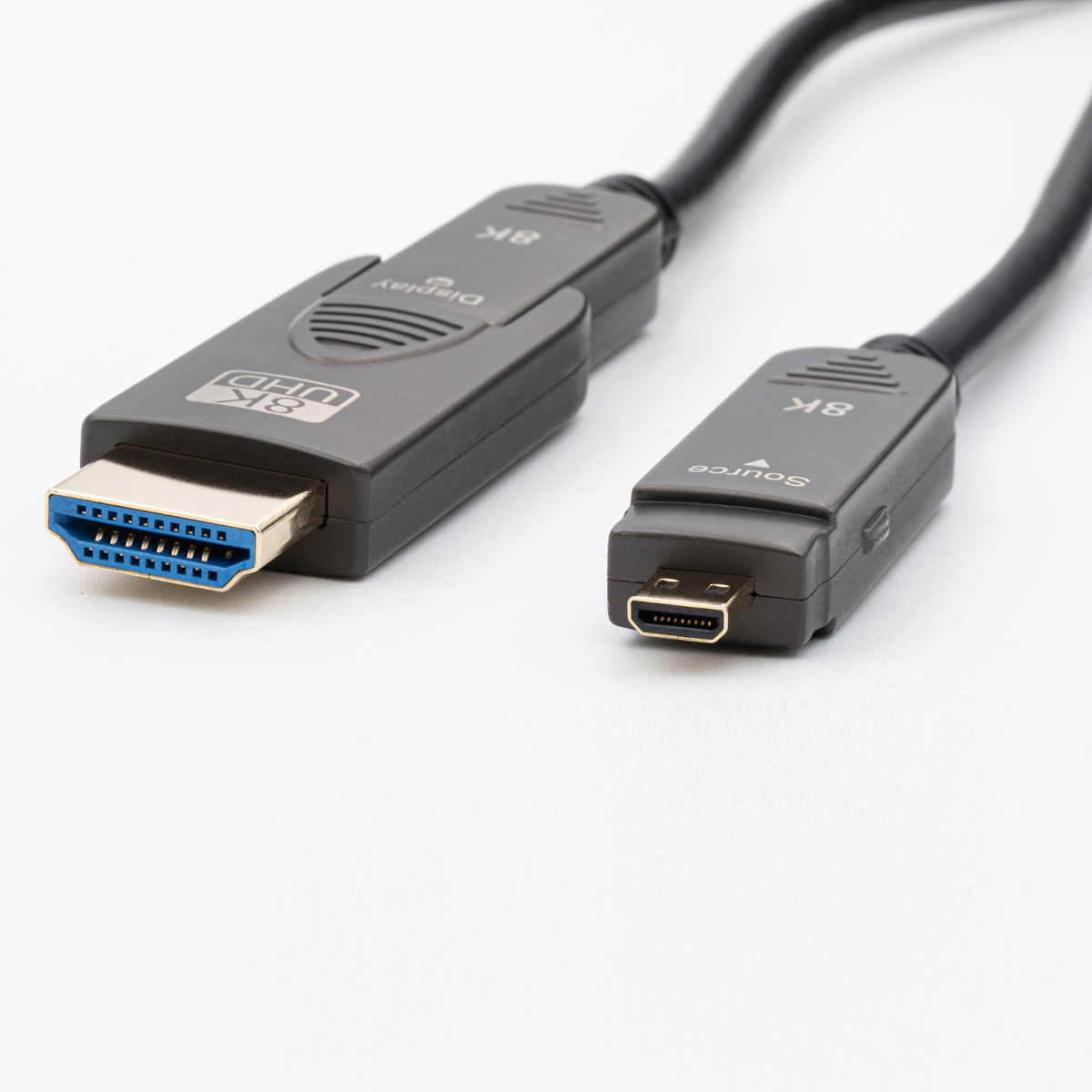 HDMI-zu-Micro-HDMI-Kabel. Ein Ende ist HDMI, das andere Micro-HDMI, beide sind schwarz.