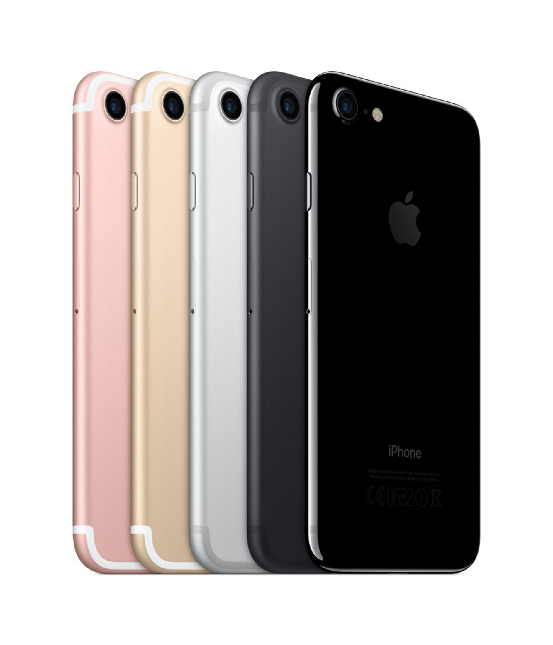 Cuatro iPhones de colores en fila: rosa, dorado, plateado, negro. Vista trasera.