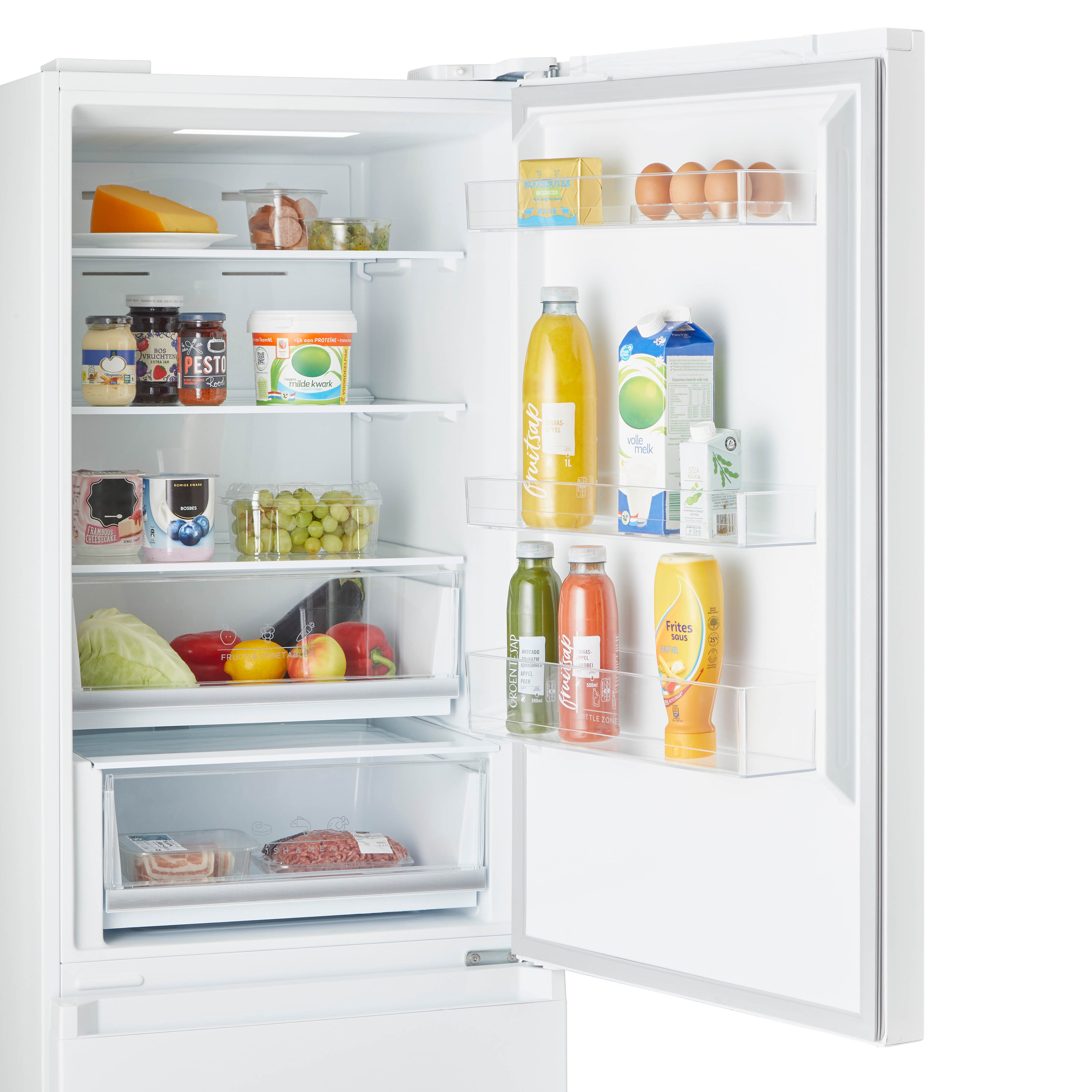 Een geopende koelkast, gevuld met boodschappen. Inclusief producten, drankjes en zuivelproducten.