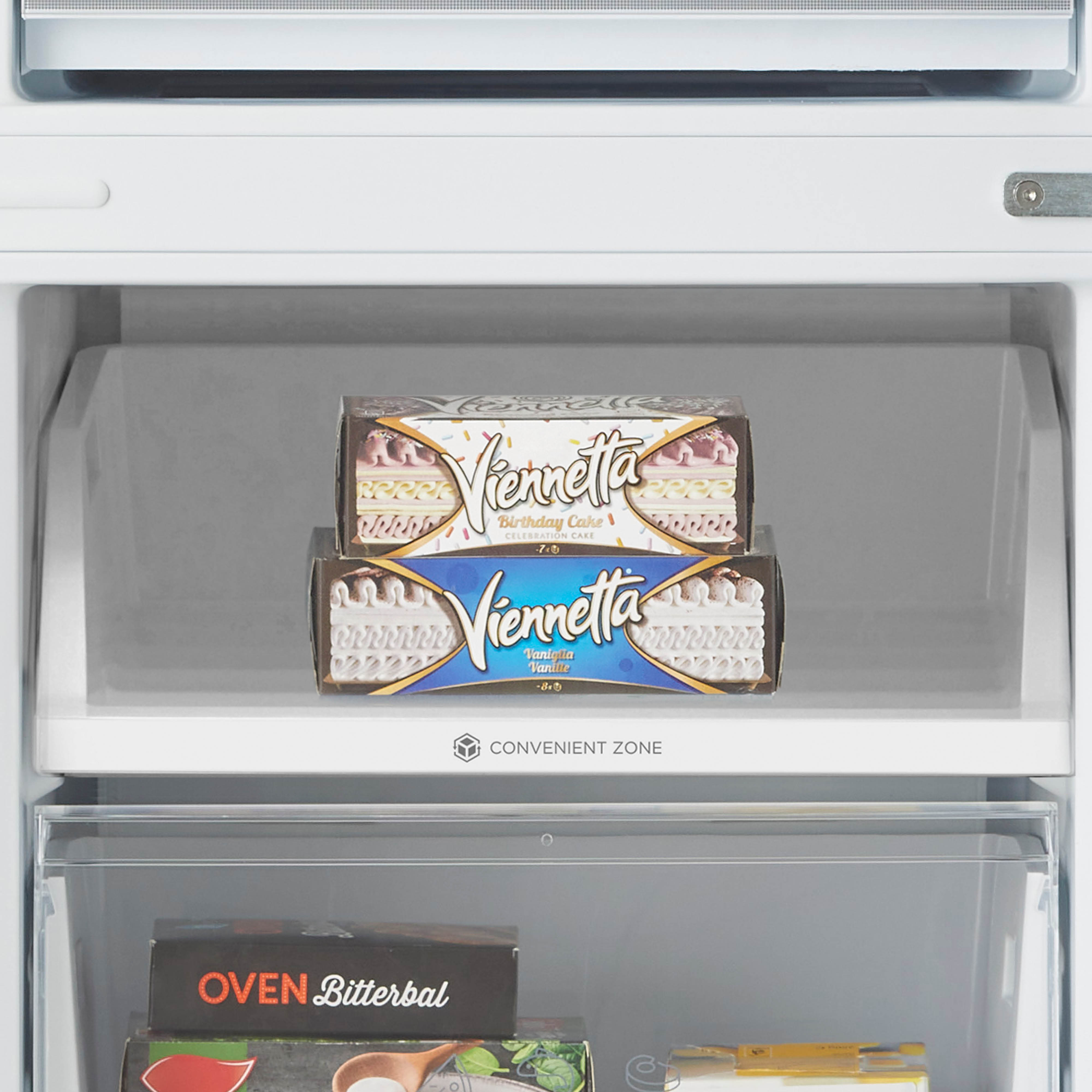 Twee Viennetta-ijstaarten in een koellades.