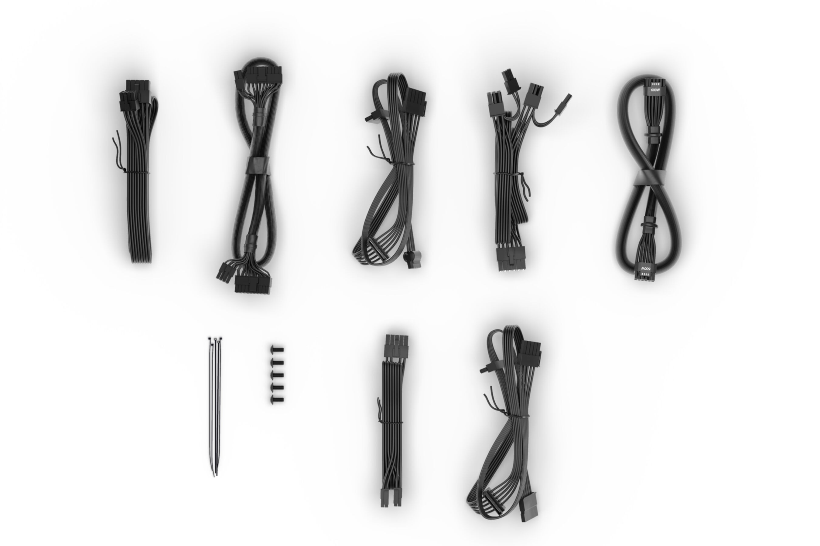 Różne czarne kable zasilające i złącza komputerowe, starannie ułożone na białym tle.