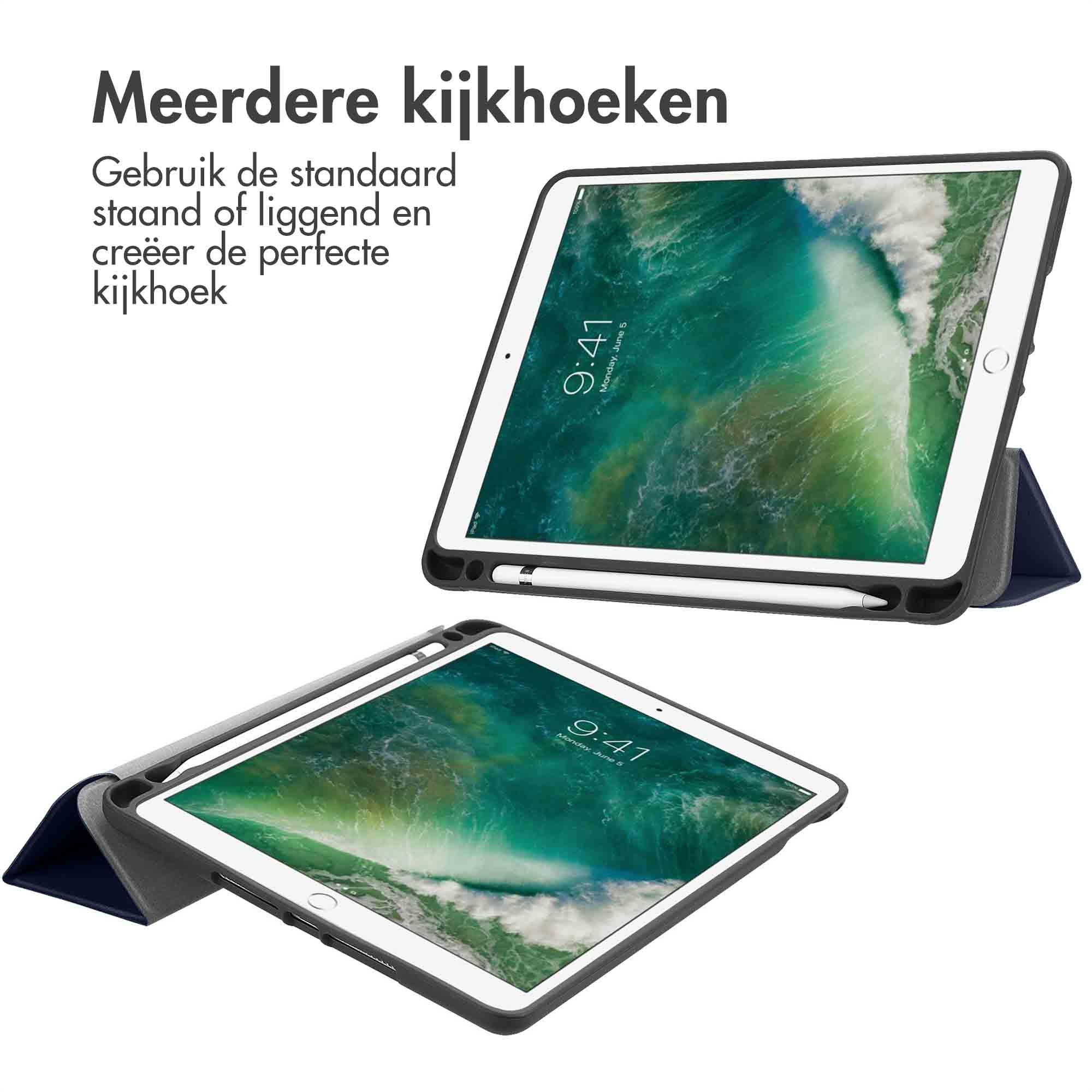 Vengono mostrati due tablet in custodie, uno in piedi e uno sdraiato, con una penna.
