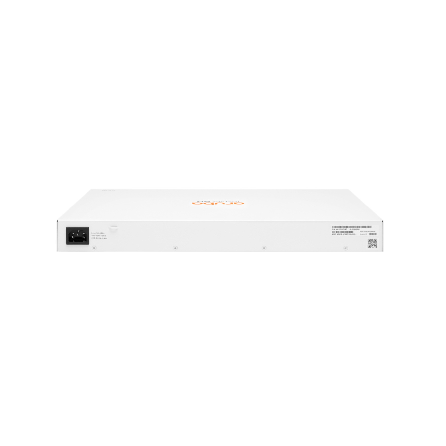 Router bianco con vista posteriore. Ha diverse porte ed etichette. Sfondo bianco.
