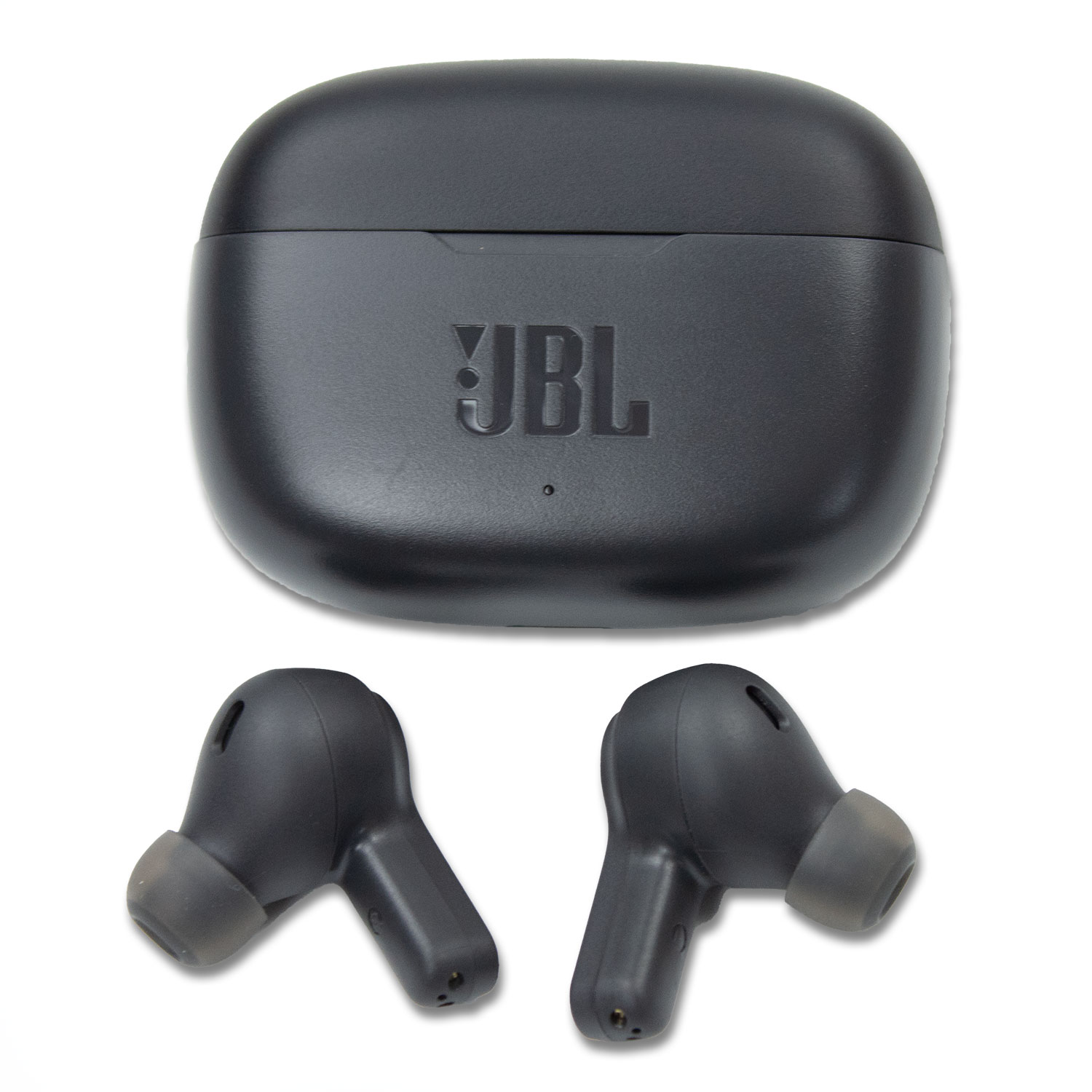 Czarne słuchawki JBL i etui ładujące. Etui ma logo JBL. Słuchawki z przodu.