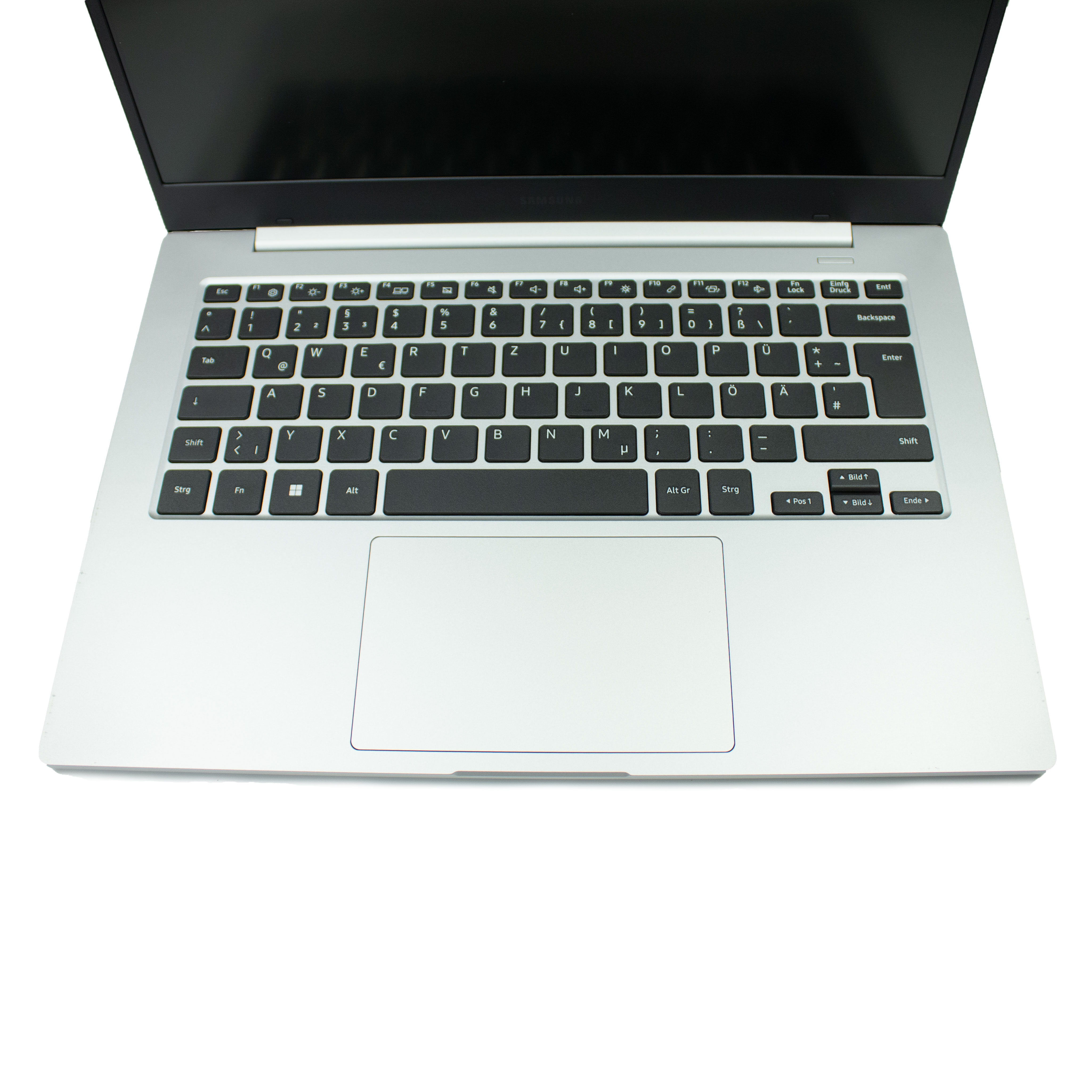 Laptop-Tastatur, die Tasten, das Touchpad und den umliegenden silbernen Rahmen zeigt.