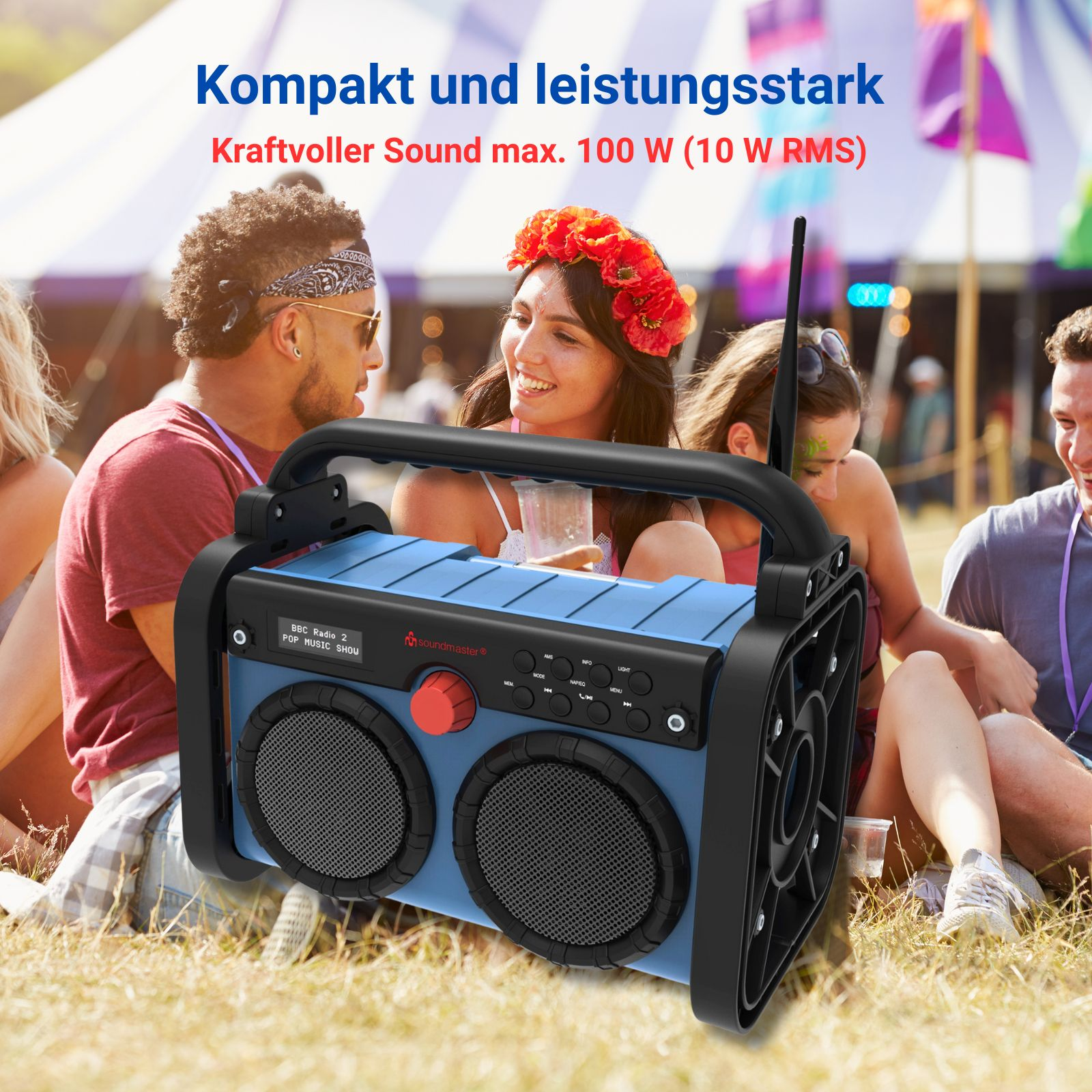 Ein blauer Lautsprecher mit Griff, Menschen im Hintergrund genießen ein Festival.