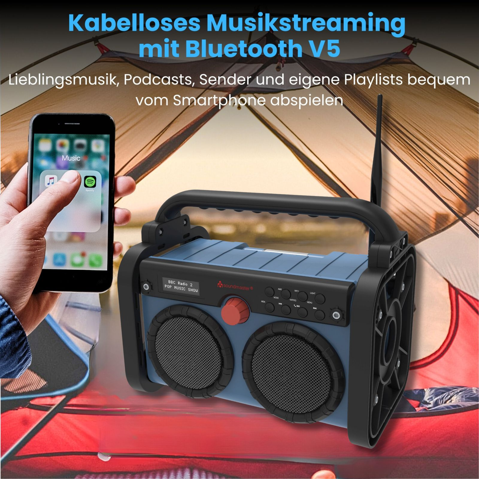 Ein blaues und schwarzes tragbares Radio mit einem Smartphone, das eine Musik-App zeigt.