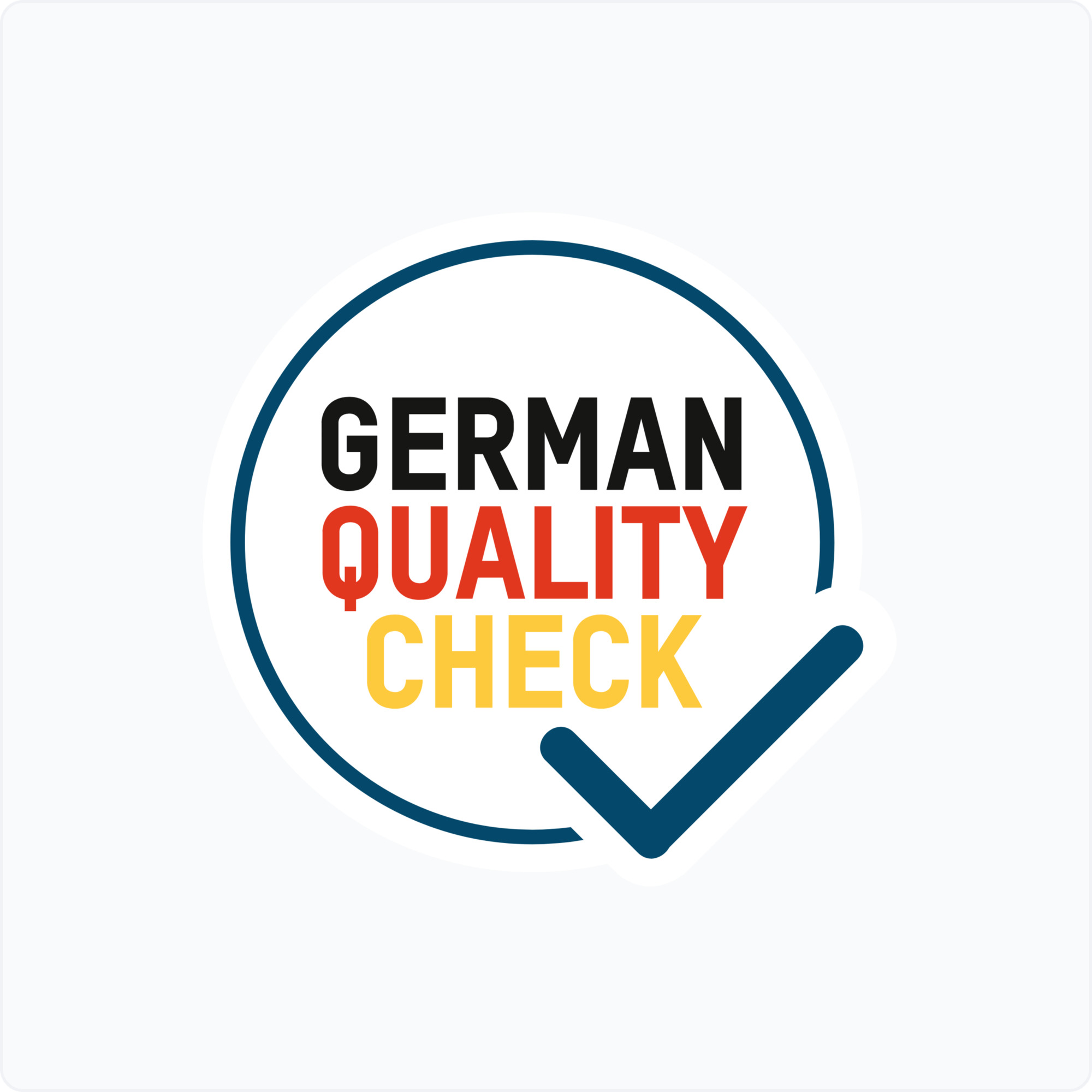 Logo: German Quality Check, mit blauem Kreis, Text in Schwarz, Rot und Gelb und einem Häkchen.