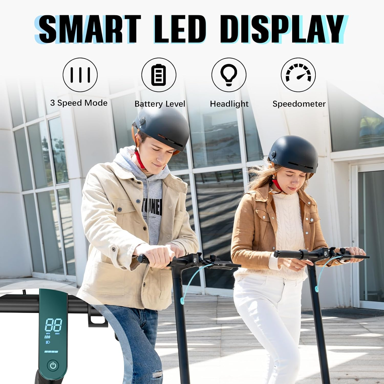 Zwei Personen auf Rollern, mit Smart-LED-Anzeige, die Geschwindigkeit, Batterie, Scheinwerfer und Modus anzeigt.