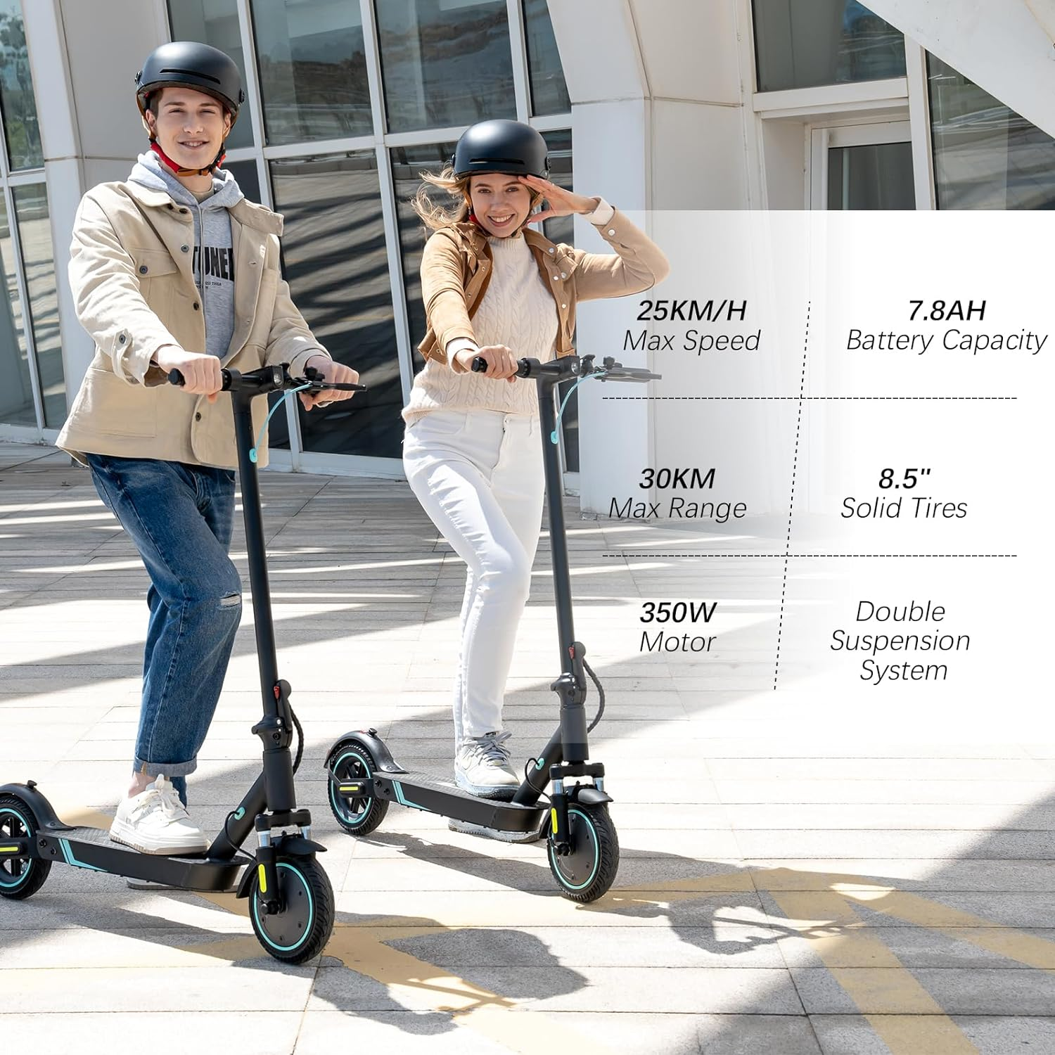 Zwei Personen fahren schwarze Roller. Spezifikationen: 25 km/h Höchstgeschwindigkeit, 30 km Reichweite, 350 W Motor, 8,5" Reifen und Doppelfederung.
