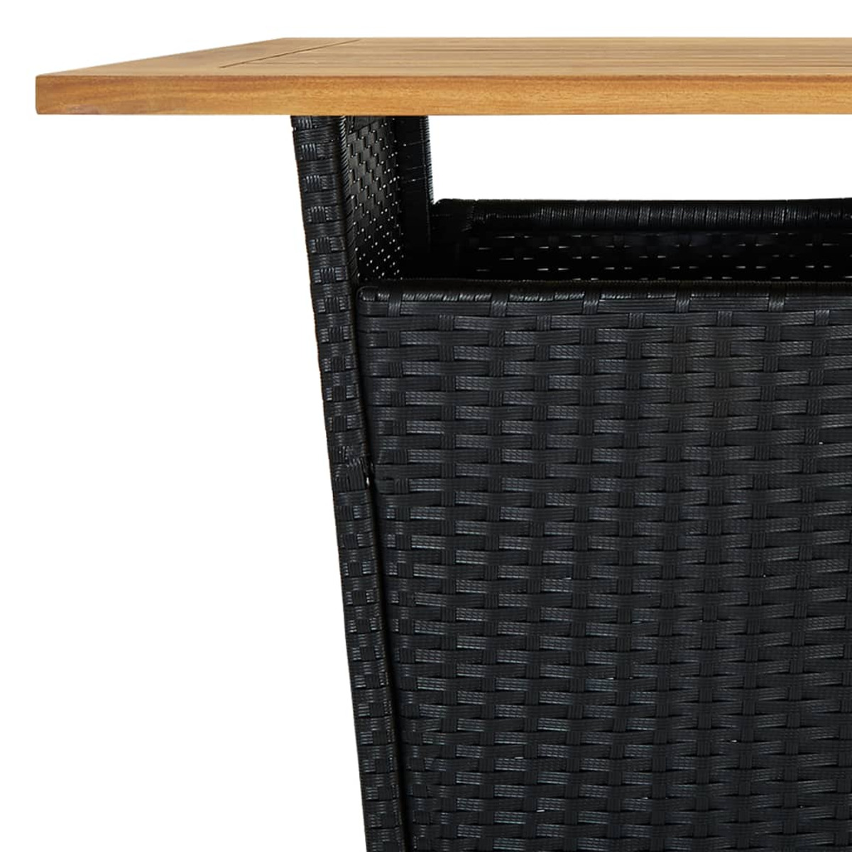 Nahaufnahme einer schwarzen gewebten Bar mit einer Holzplatte. Die Seite ist sichtbar.