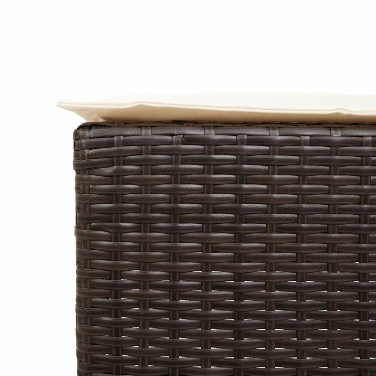 Primo piano di un cesto in vimini intrecciato marrone scuro con un cuscino beige sopra.