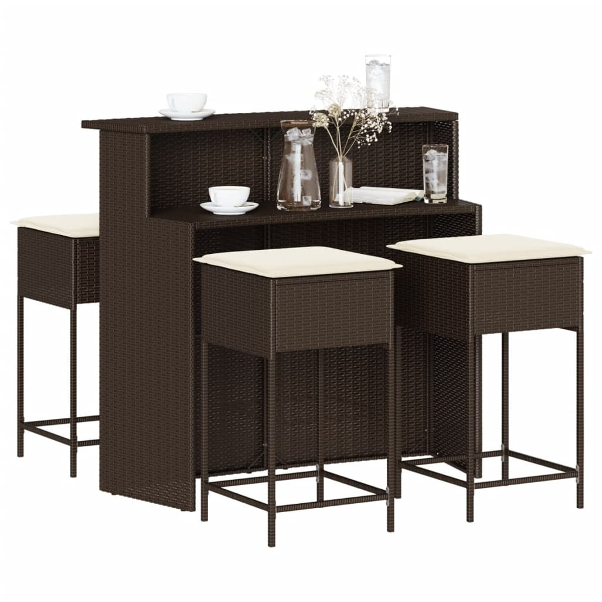 Ein braunes Bar-Set mit Hockern. Die Bar hat eine erhöhte Rückseite, und die Hocker haben cremefarbene Kissen.