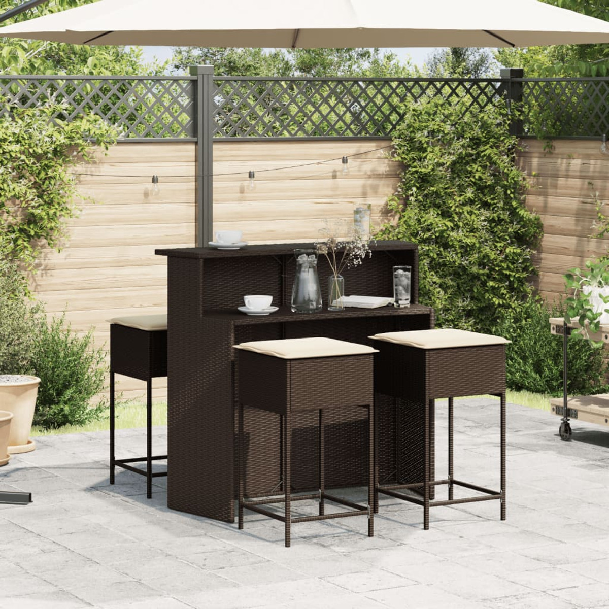Outdoor-Bar-Set mit drei Hockern, Bar und großem Sonnenschirm.