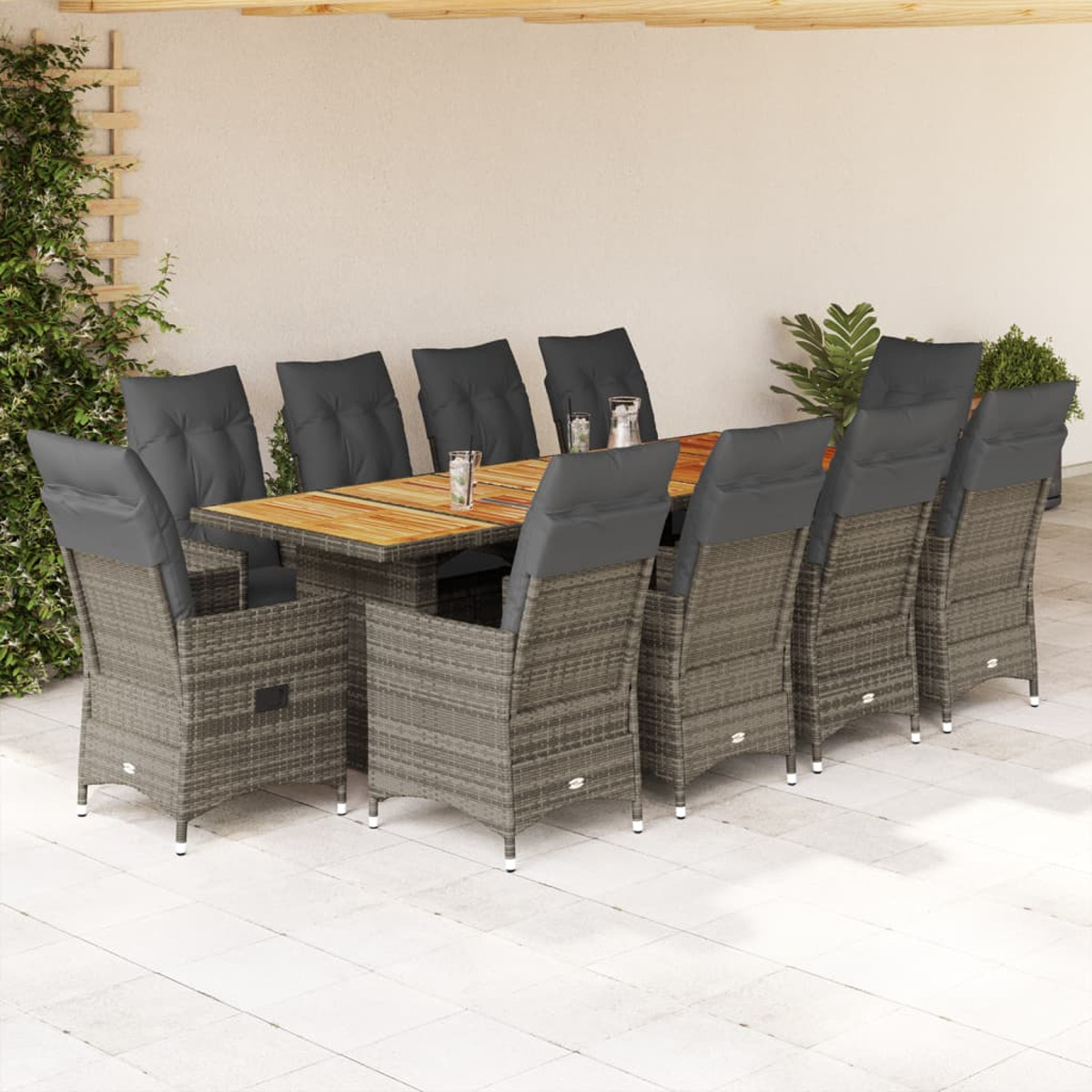 Ein Esszimmer-Set mit einem Holztisch und Stühlen mit grauen Kissen unter einem Dach.