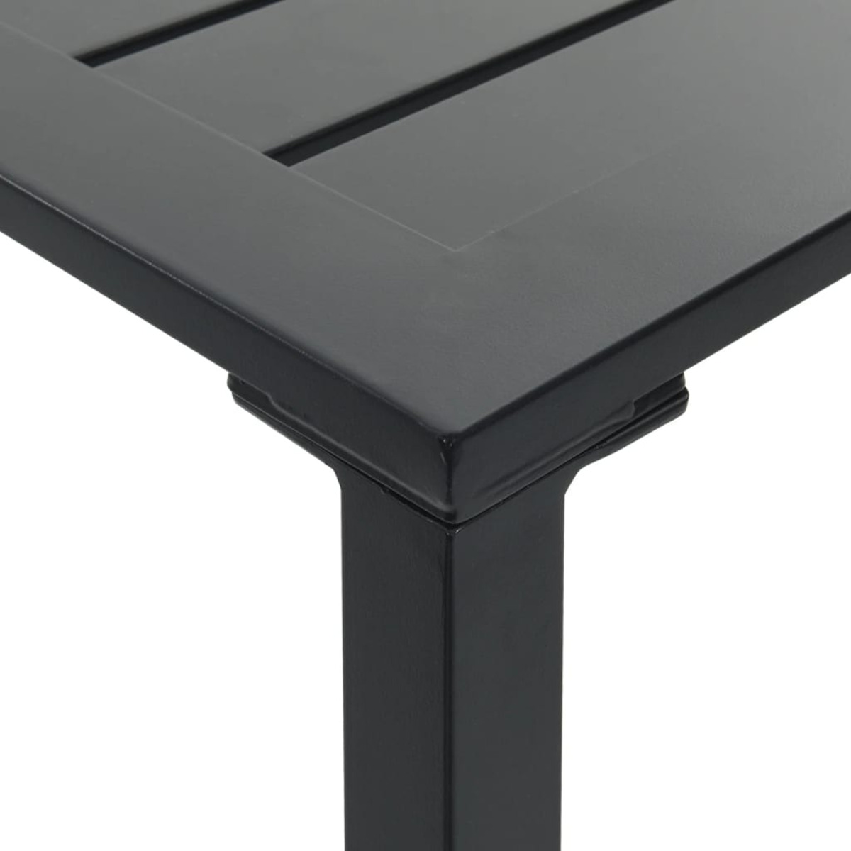 Schwarze Metallecke eines Tisches mit Details zu Ober- und Beinverbindungen.