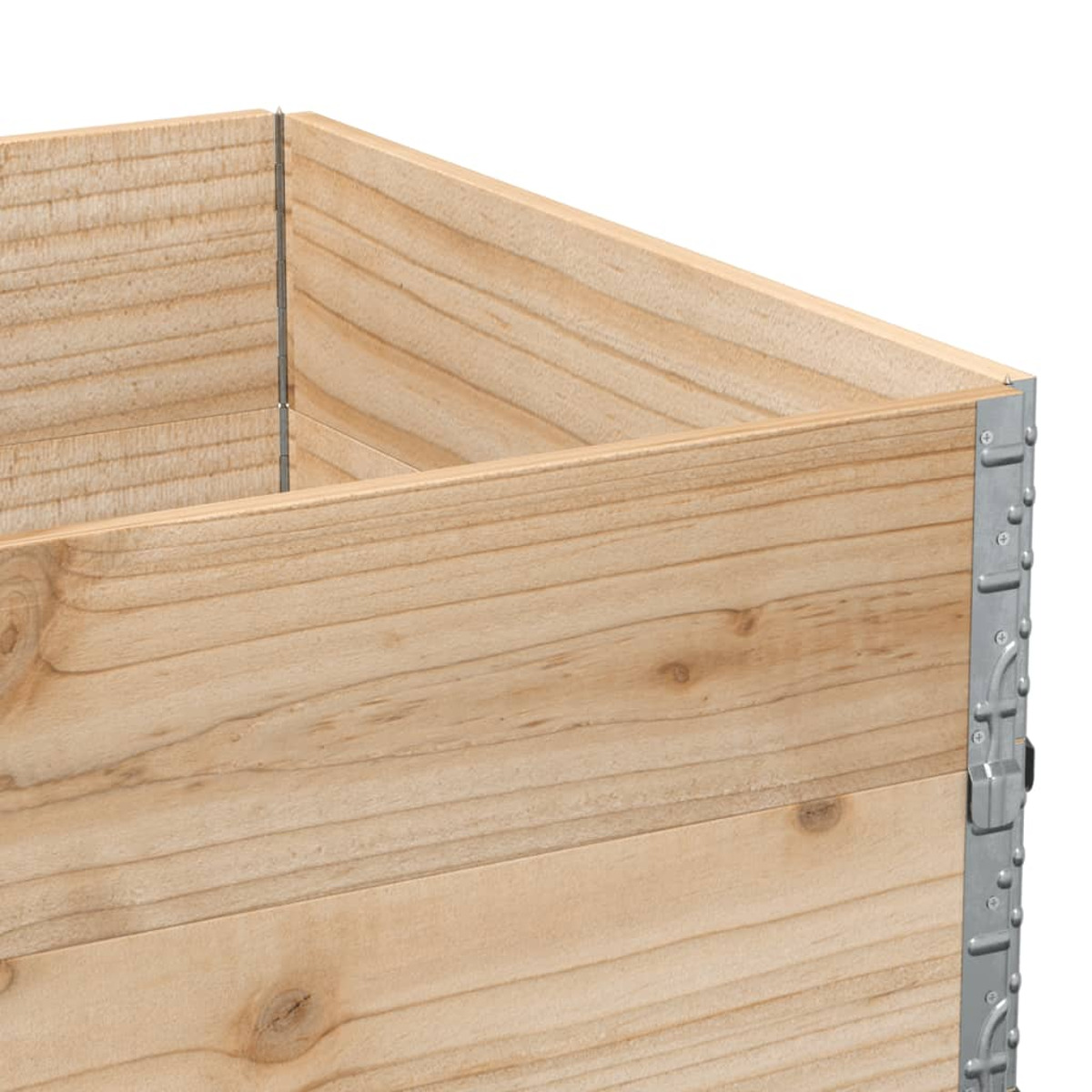 Nahaufnahme der Ecke eines Pflanzkastens. Helles Holz, Metallbesatz. Details sichtbar.